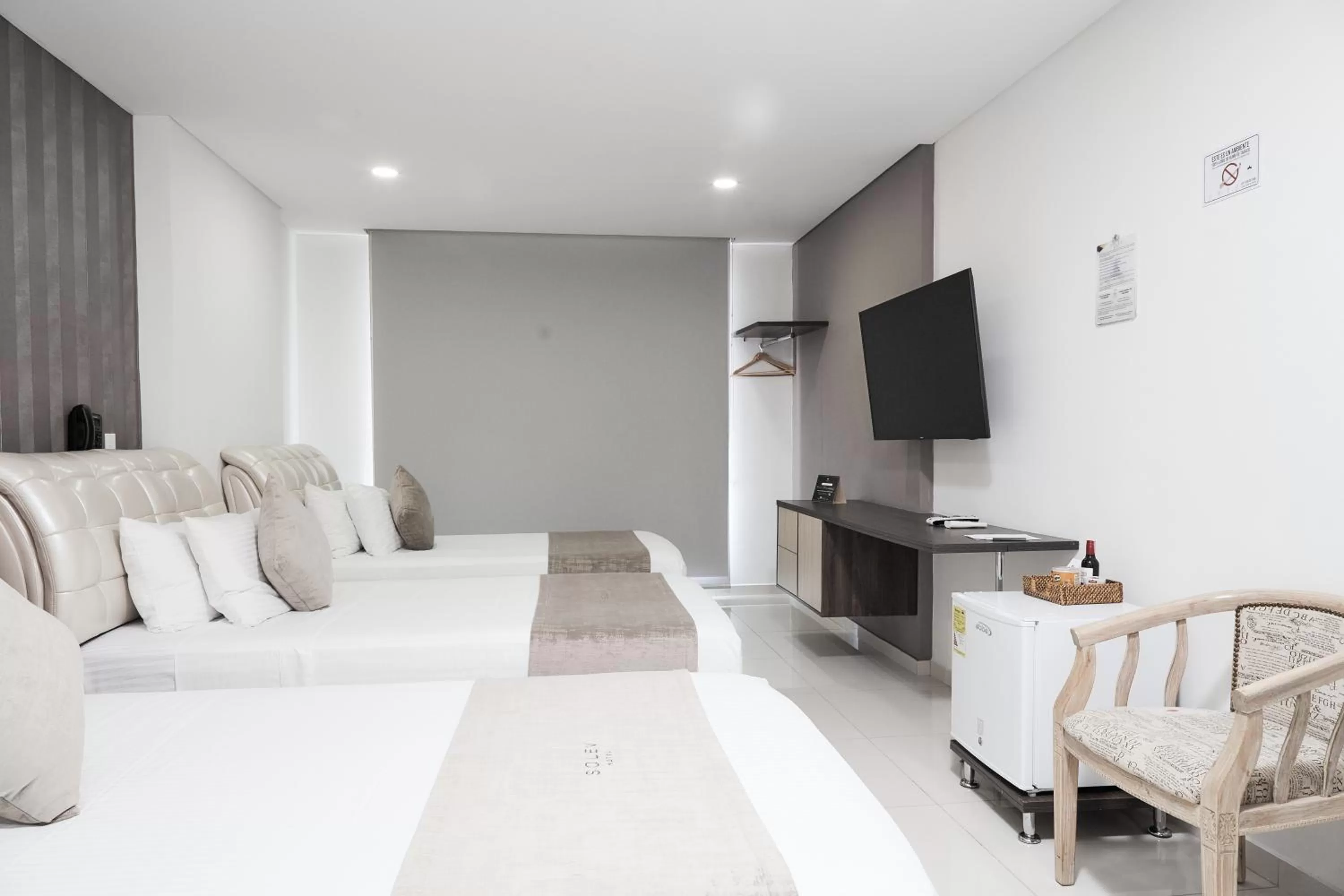 Bed, TV/Entertainment Center in Solev Hotel