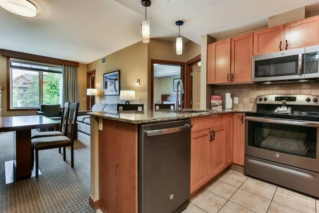 Kitchen/Kitchenette in B&B Falcon Crest Lodge 1BR 1Pullout