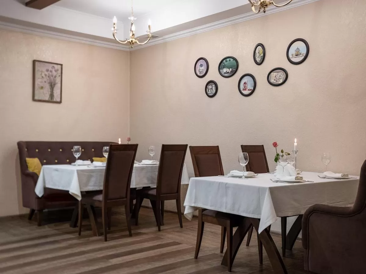 Restaurant/places to eat in Park Hotel