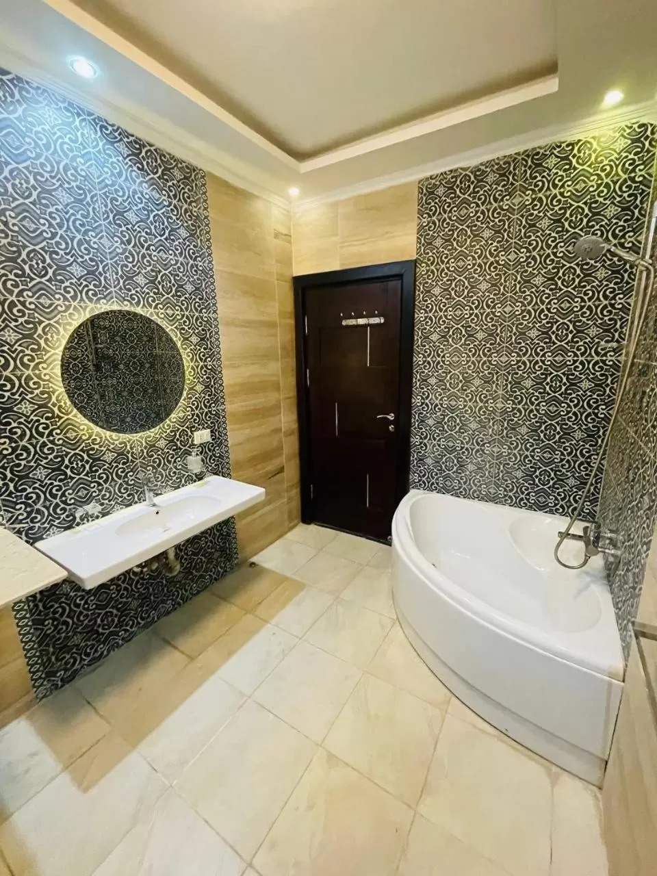 Shower in Solima Pyramids View