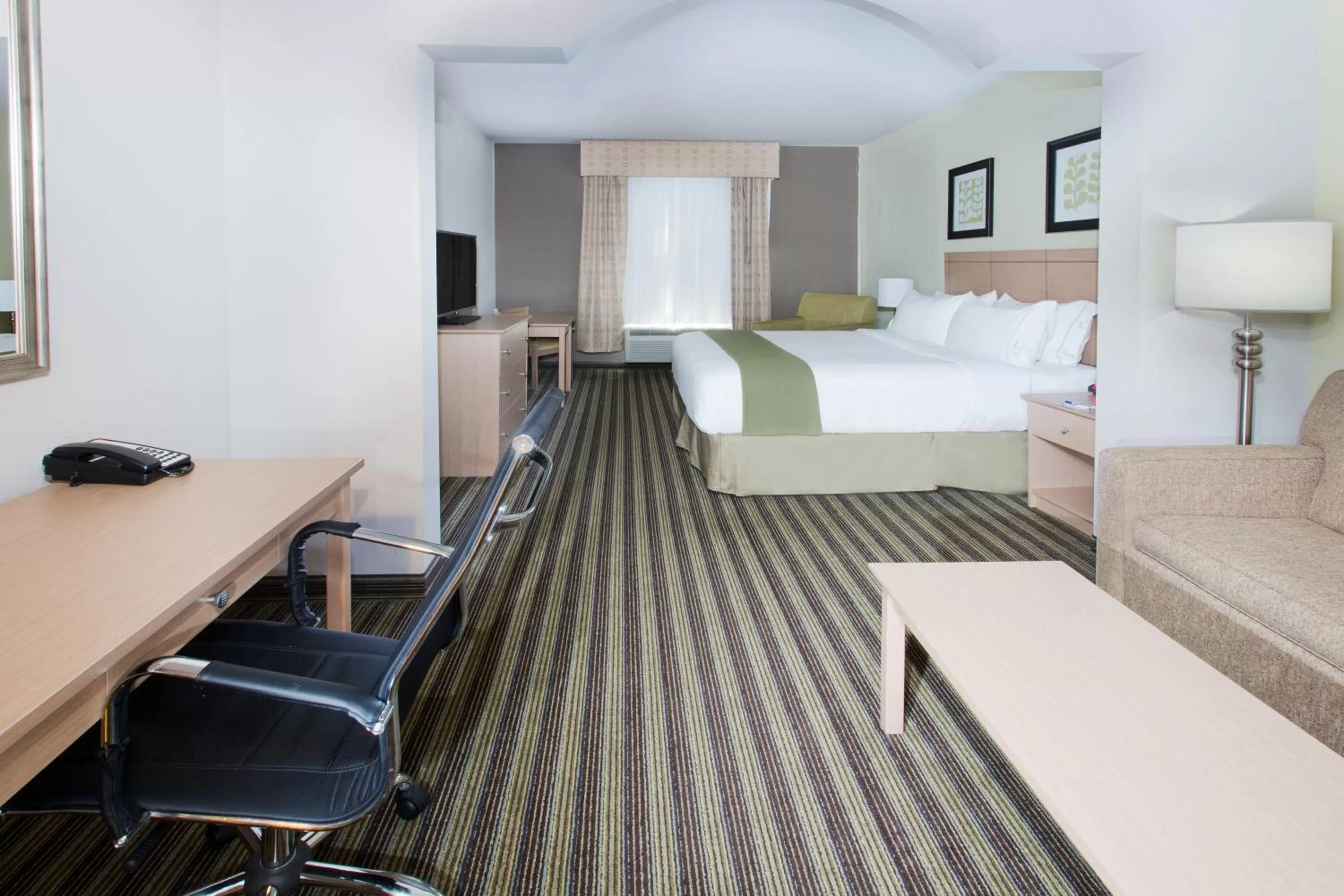 Bedroom, Bed in Holiday Inn Express Hotel & Suites Alvarado by IHG