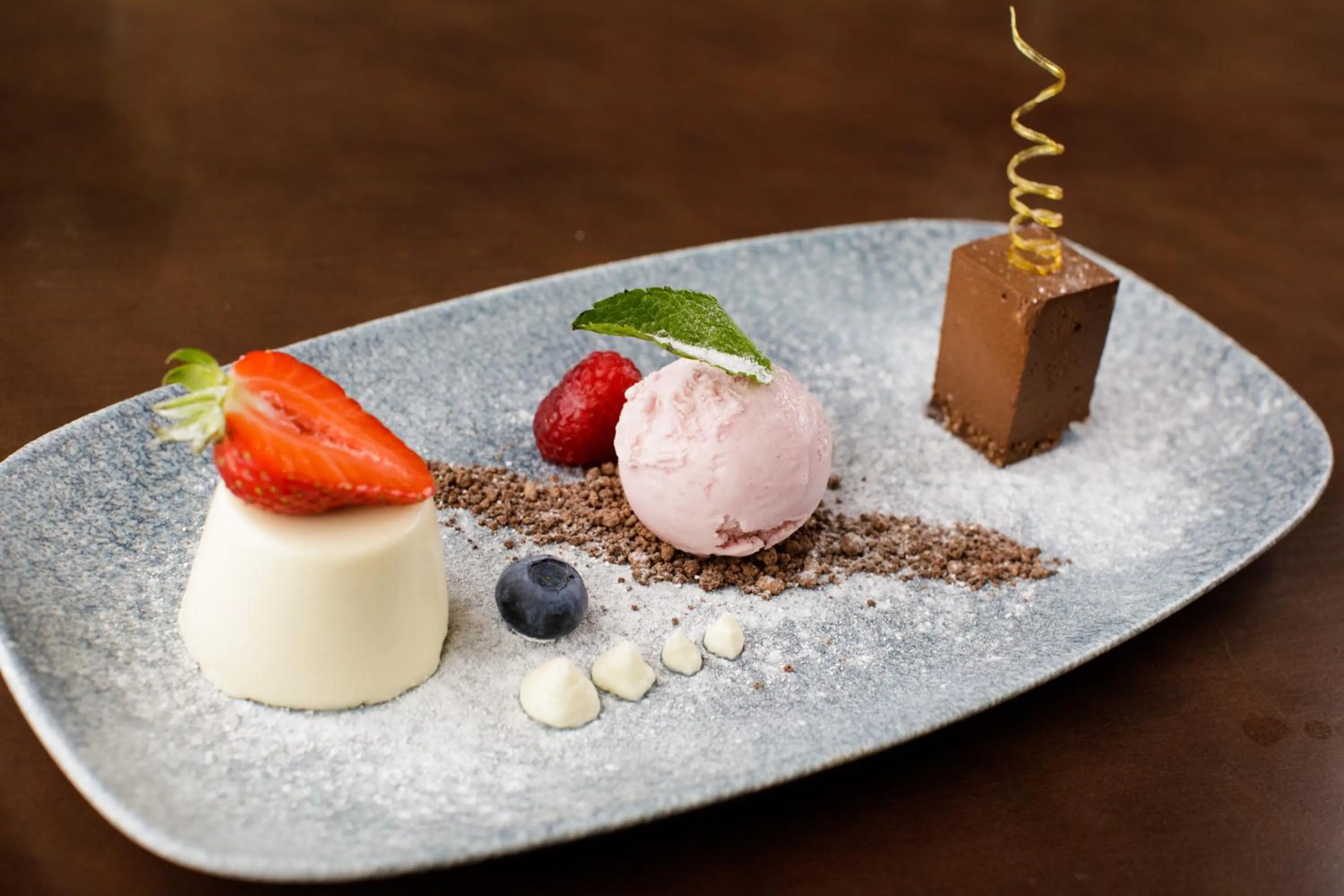 Restaurant/places to eat in Ommaroo Hotel