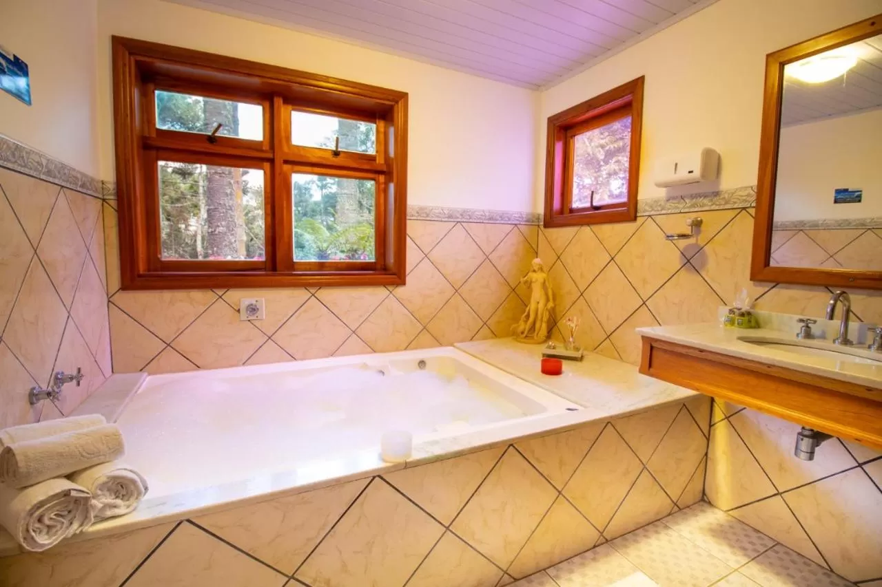 Hot Tub, Bathroom in Pousada Ricanto Amore Mio