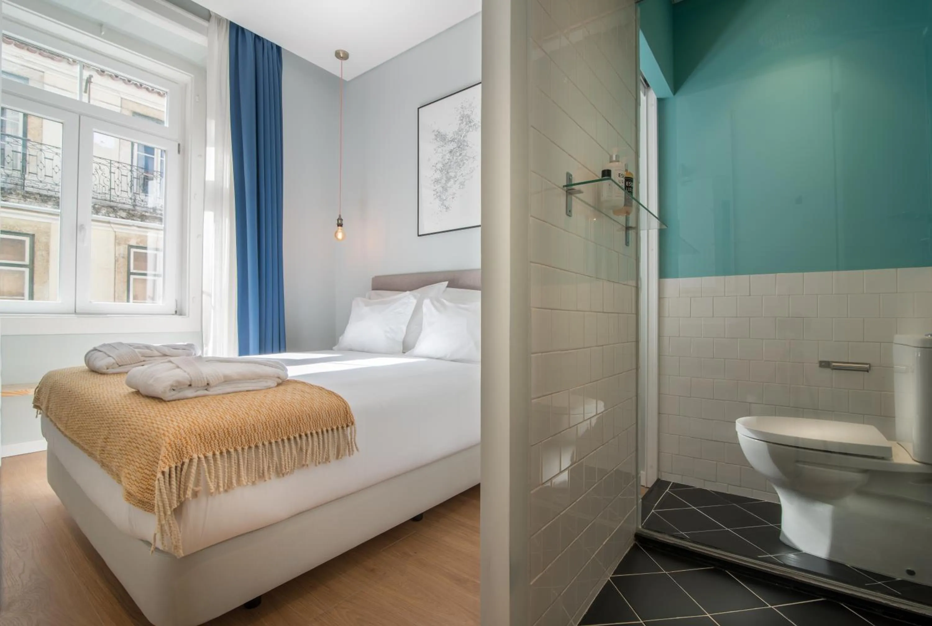 Toilet, Bed in Esqina Urban Lodge