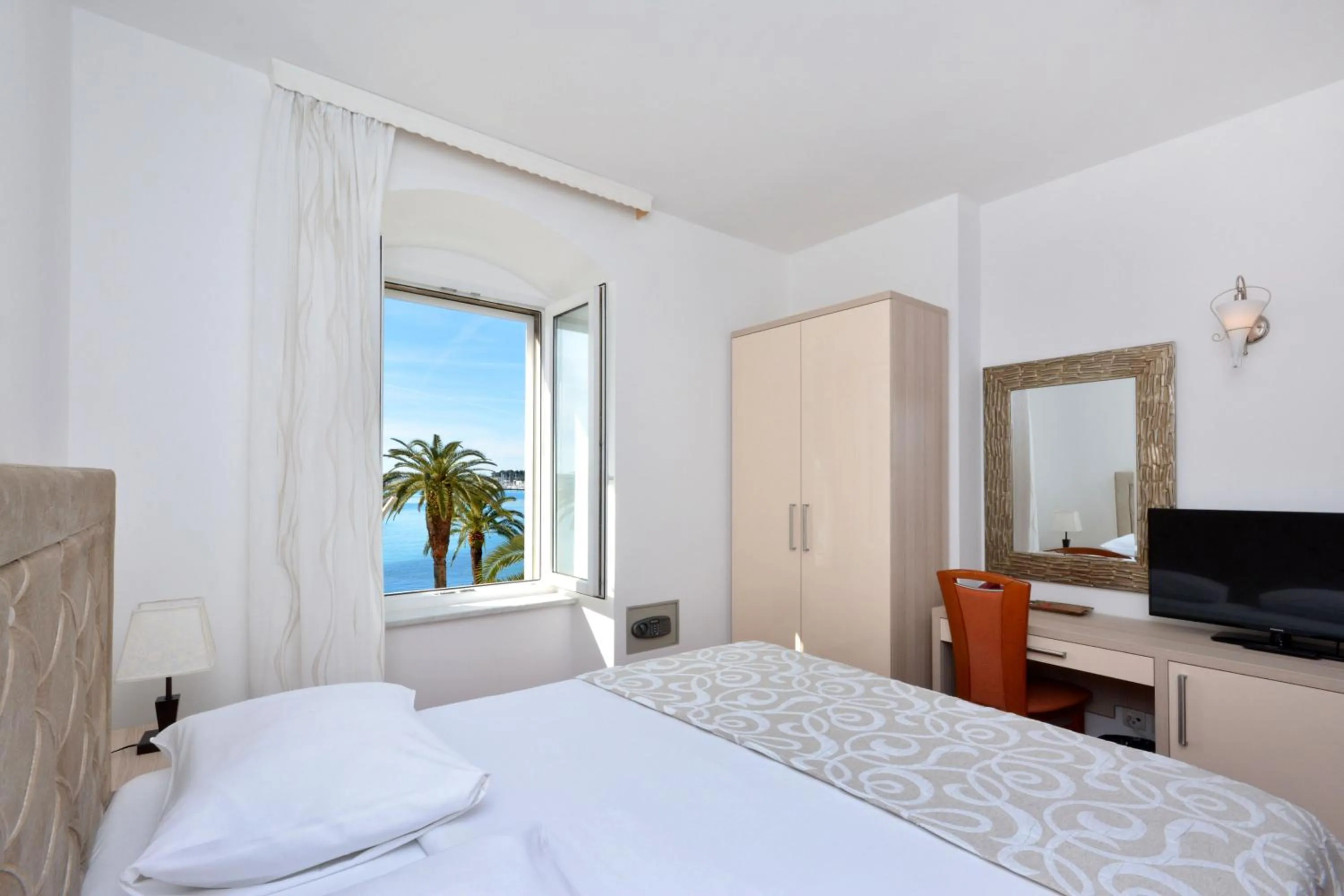 TV and multimedia, Bed in Hotel Adriana