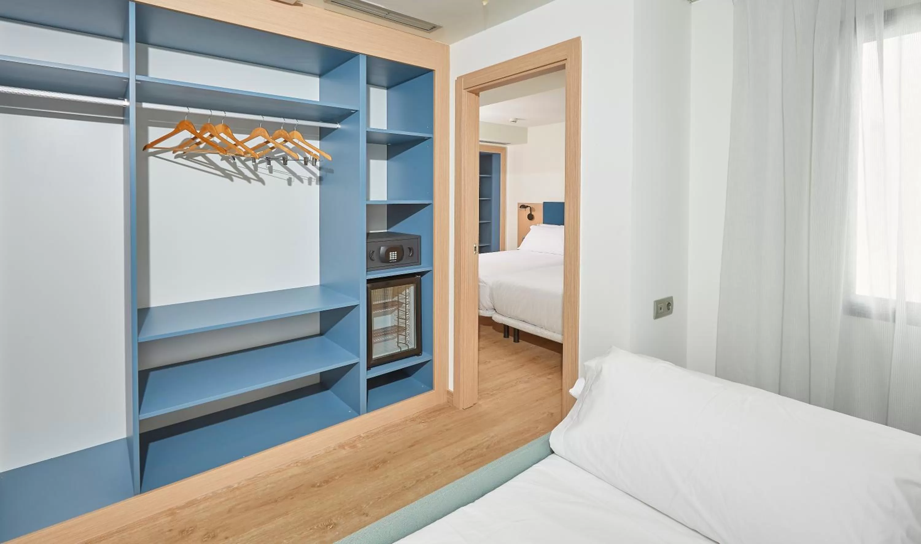 Photo of the whole room, Bed in Occidental Alicante