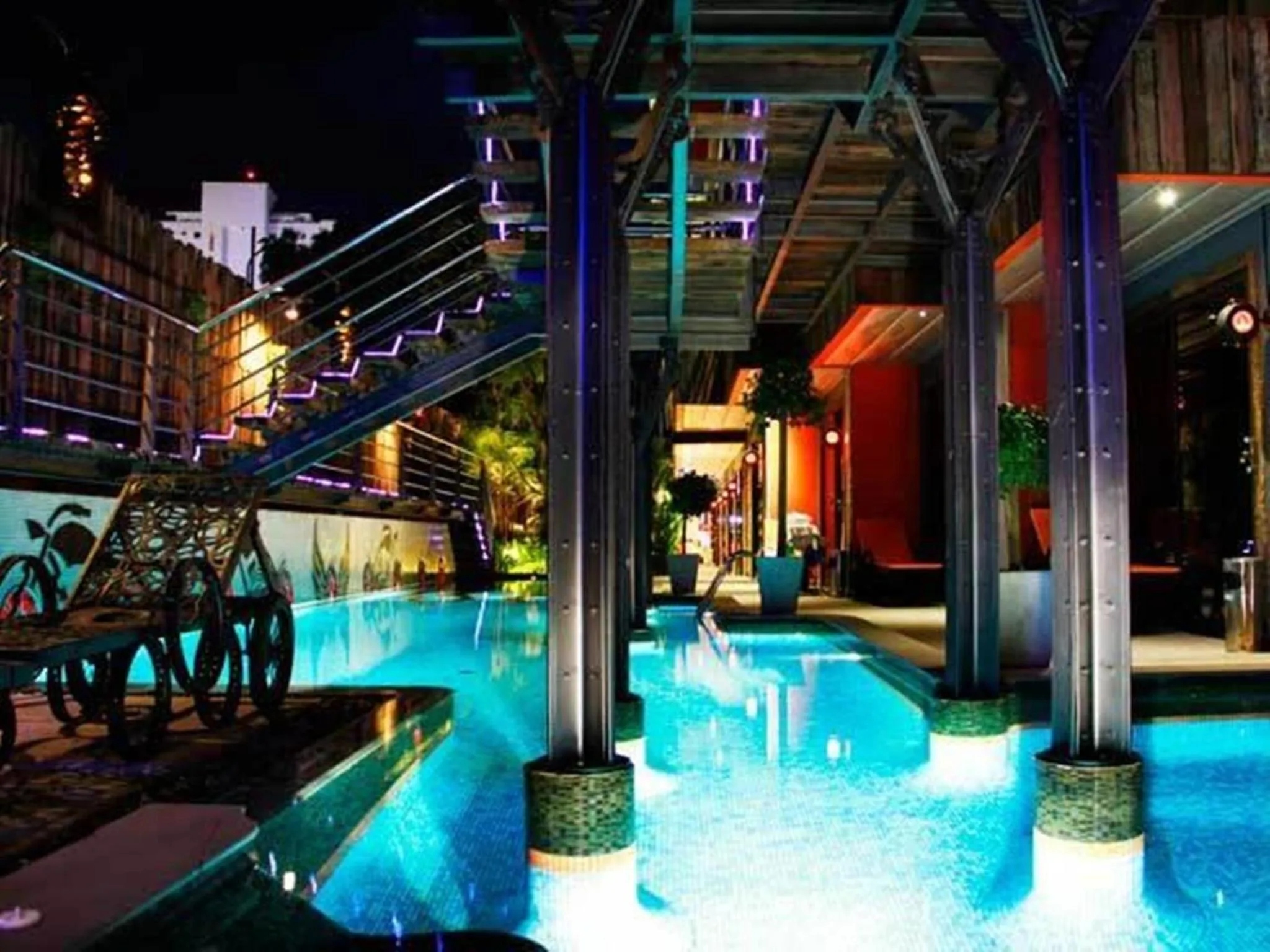 Swimming pool in Nicky's Handlebar