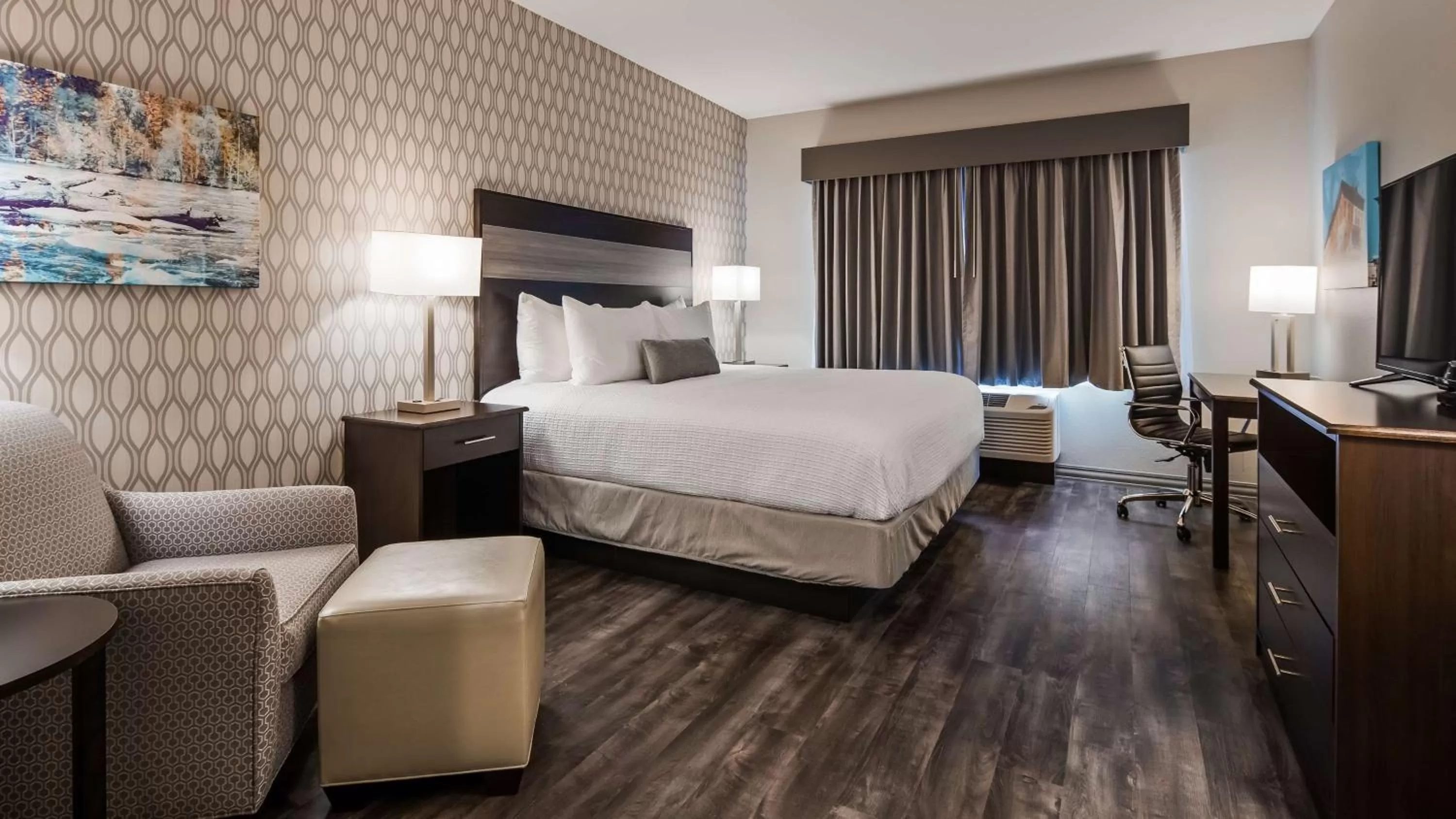 King Room with Roll-In Shower - Disability Access in Best Western Plus Saint Peter