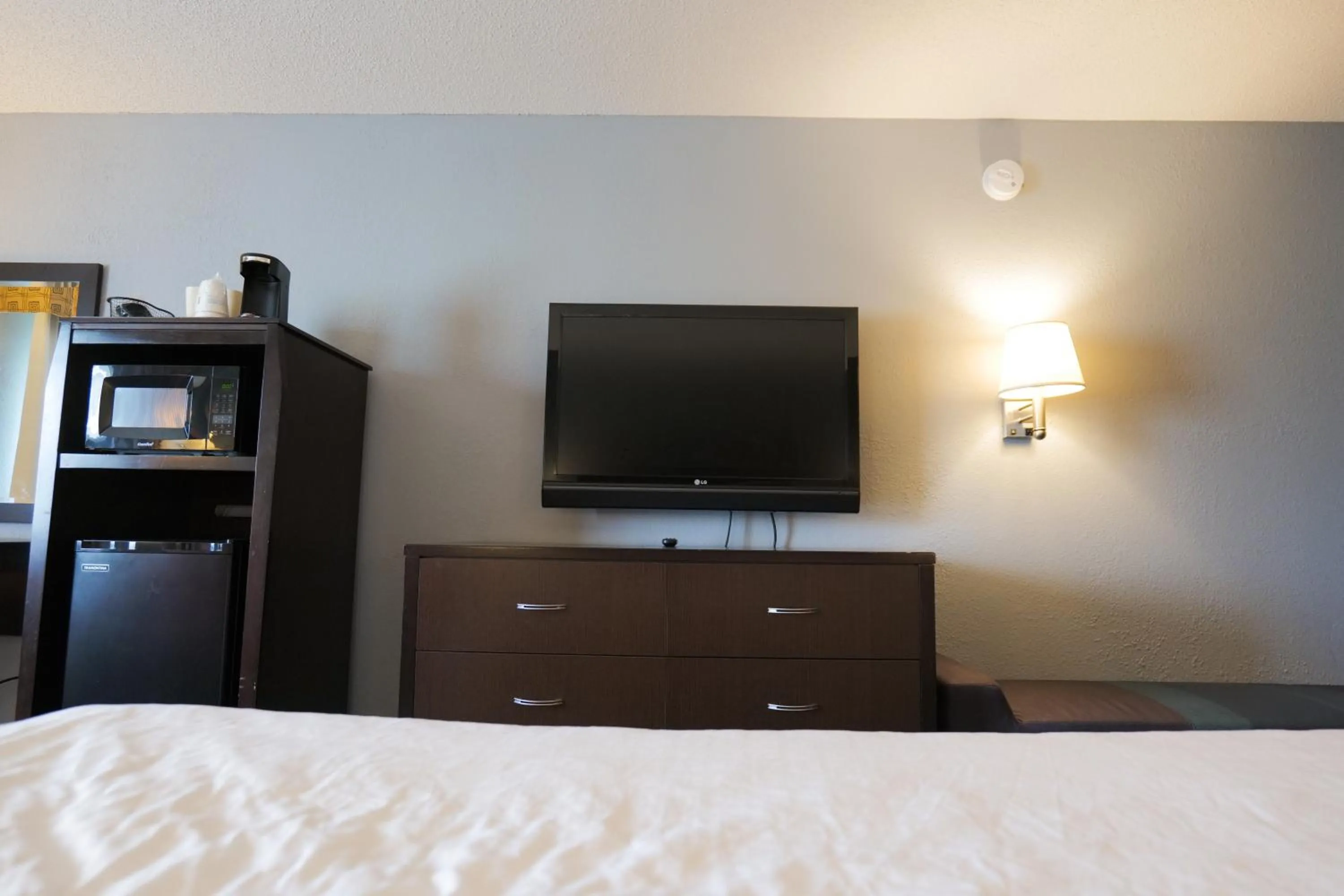 TV and multimedia, Bed in Baymont by Wyndham Flint Airport North