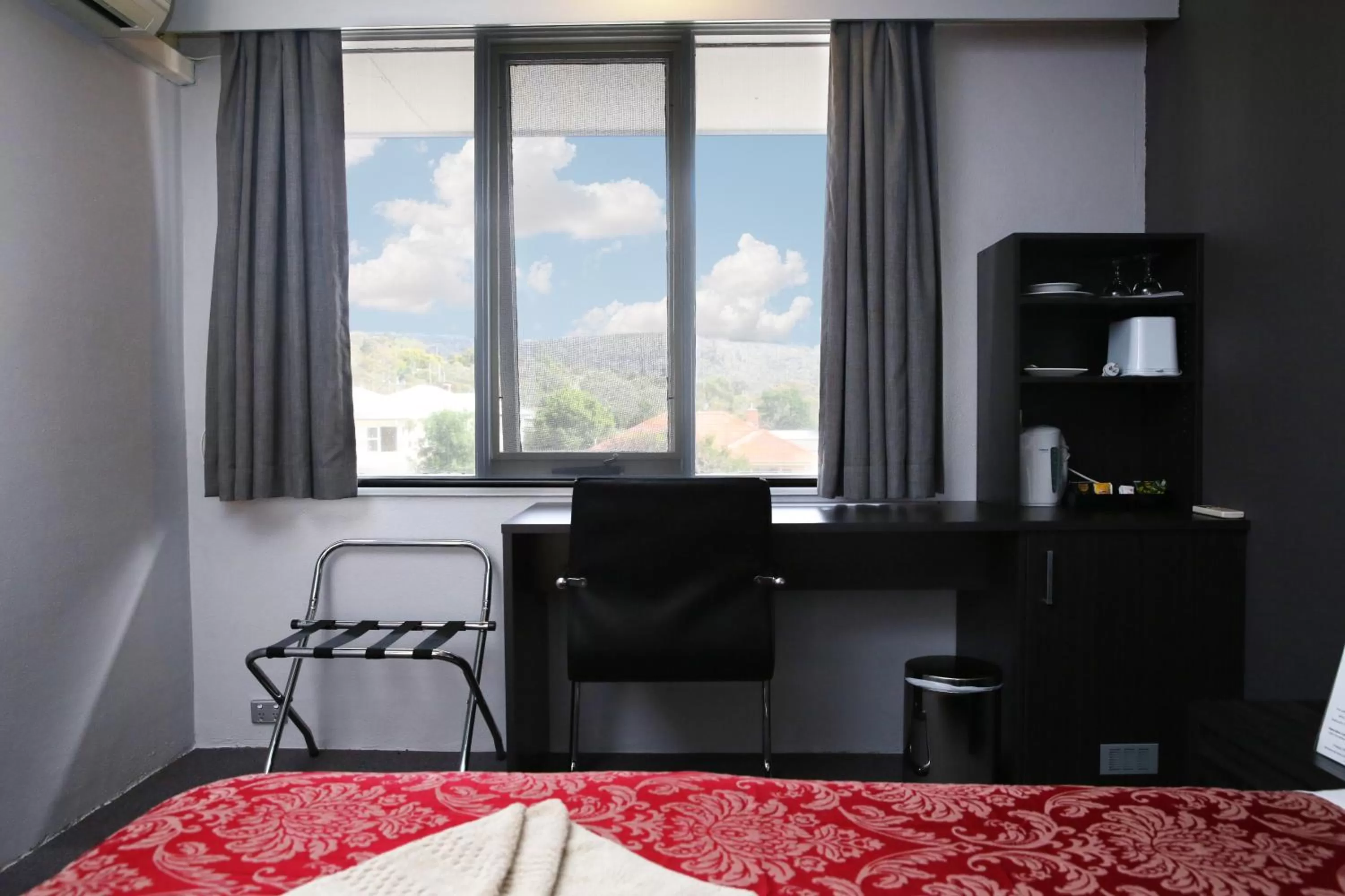 Photo of the whole room, Mountain View in White Manor Motel