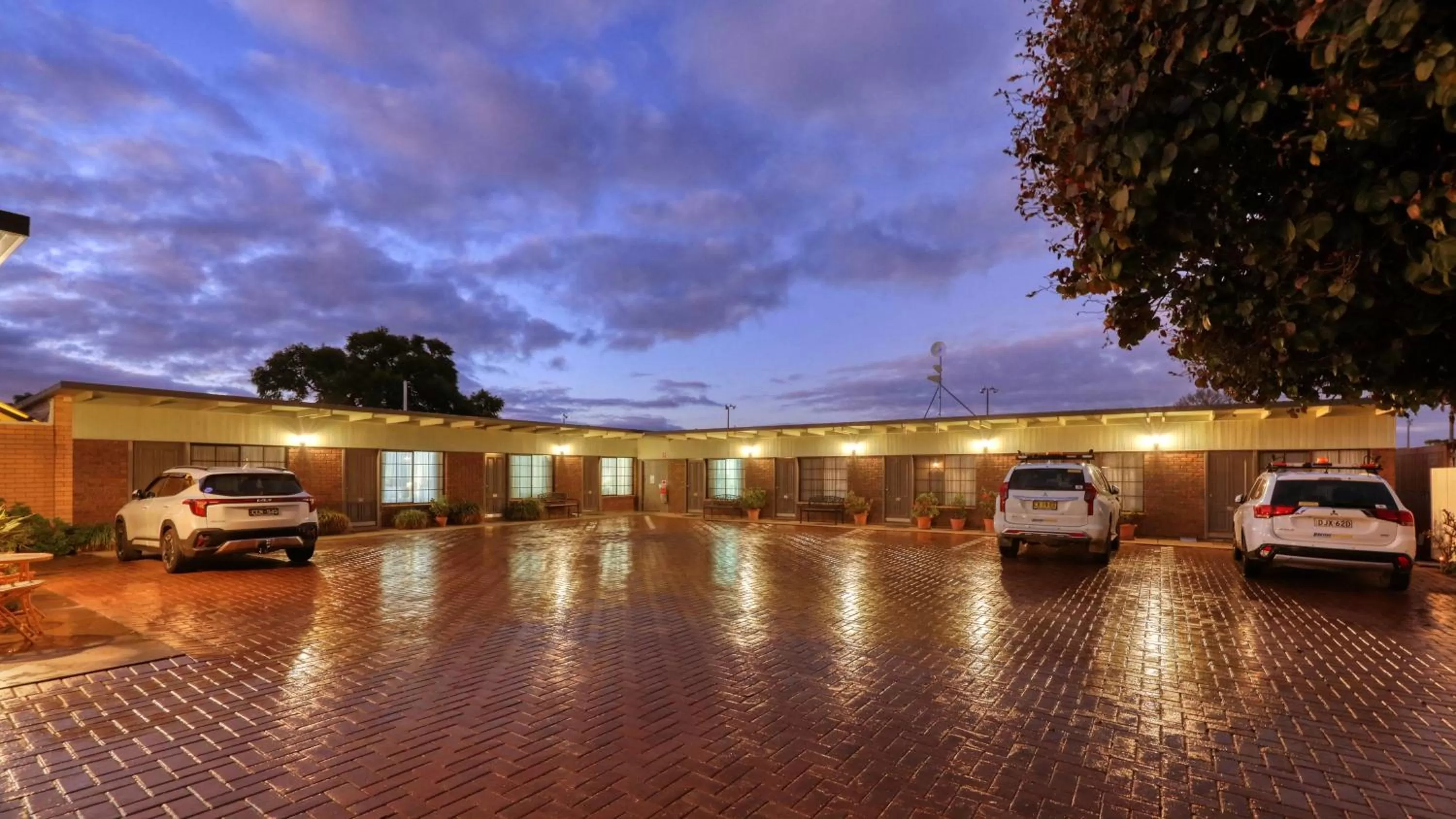 Parking in Oasis Motor Inn