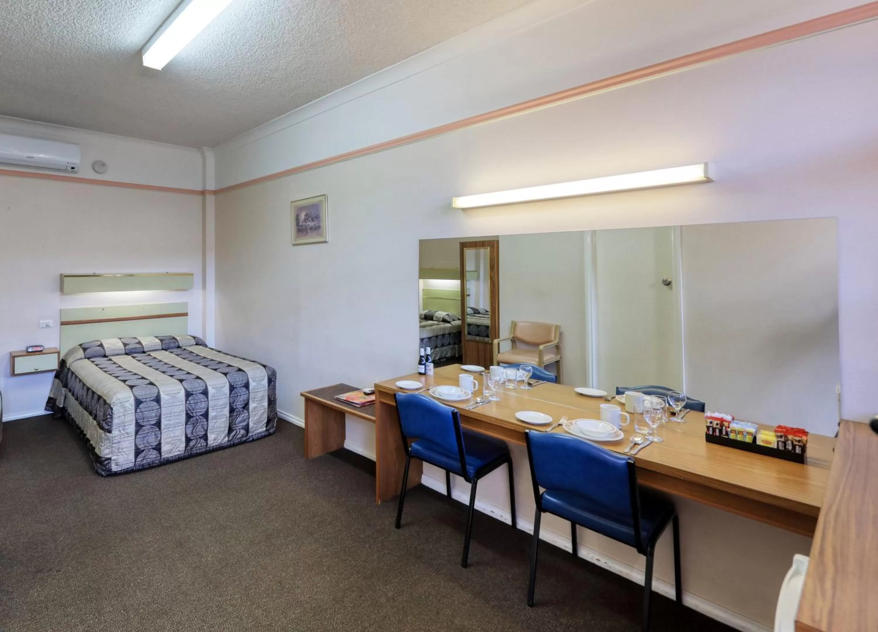Seating area, Bed in Comfort Inn Crystal Broken Hill