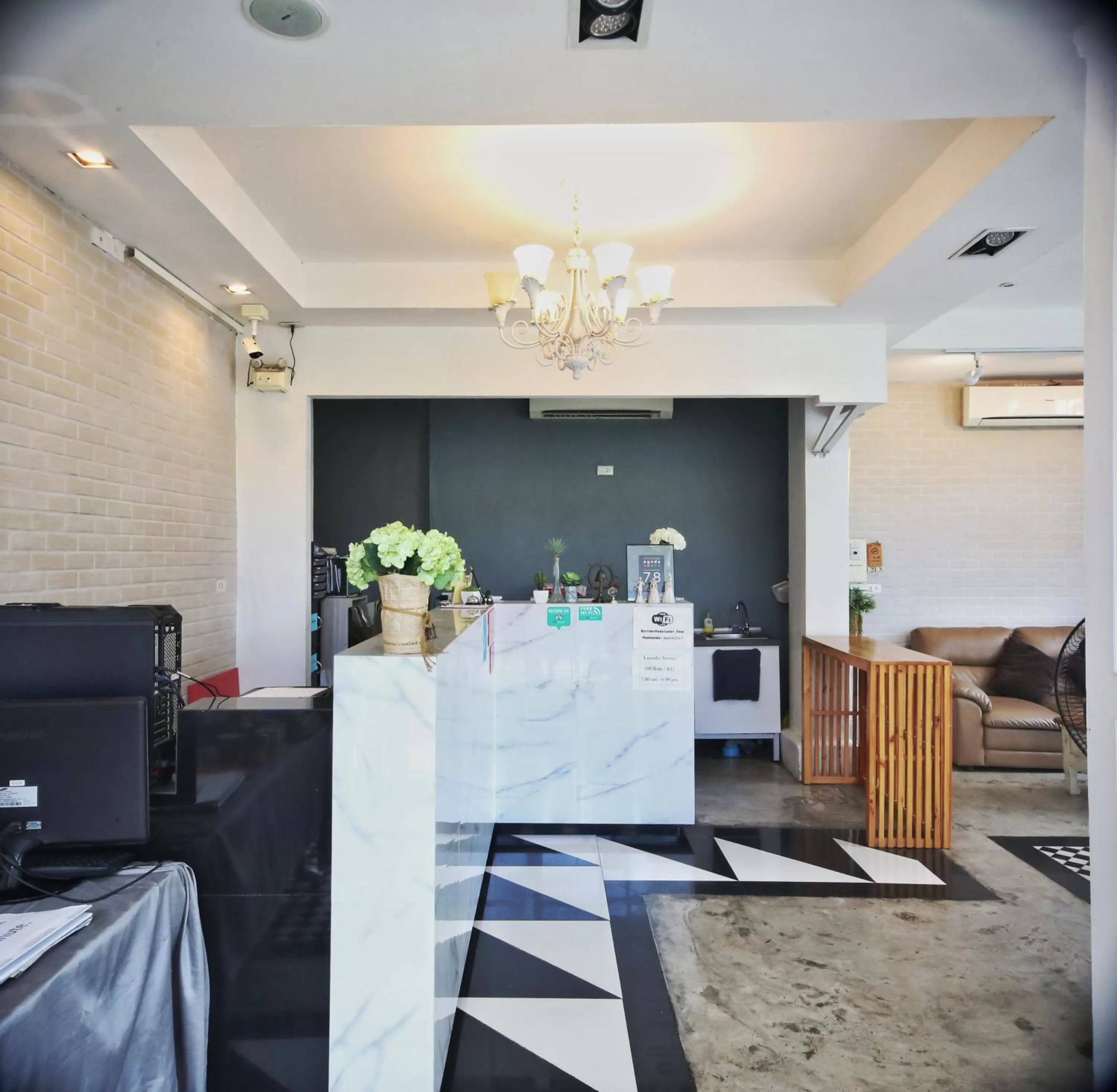 On-site shops, Restaurant/Places to Eat in The Battery Park Midtown Boutique