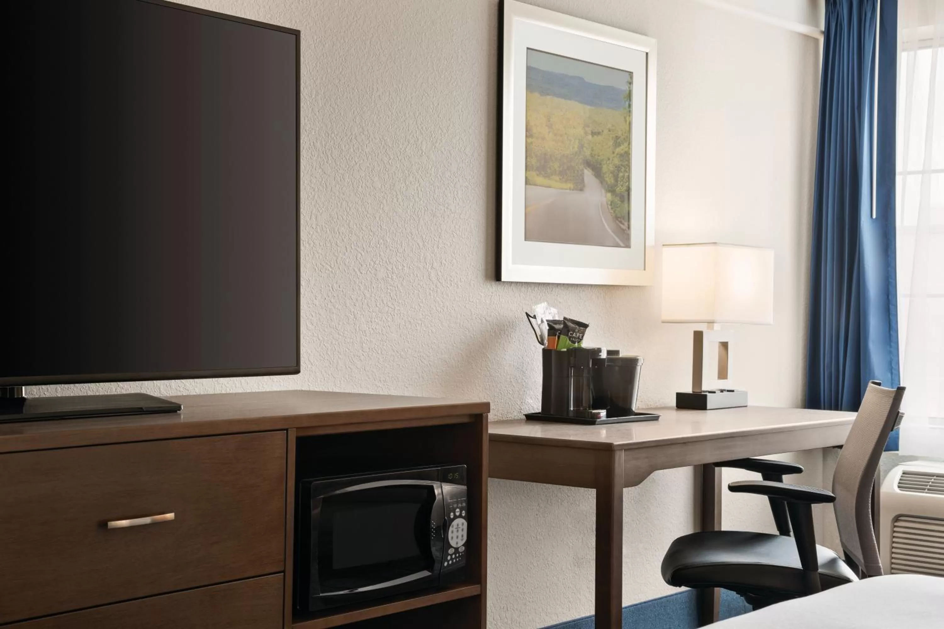TV and multimedia in La Quinta Inn and Suites by Wyndham at WaTiki Waterpark