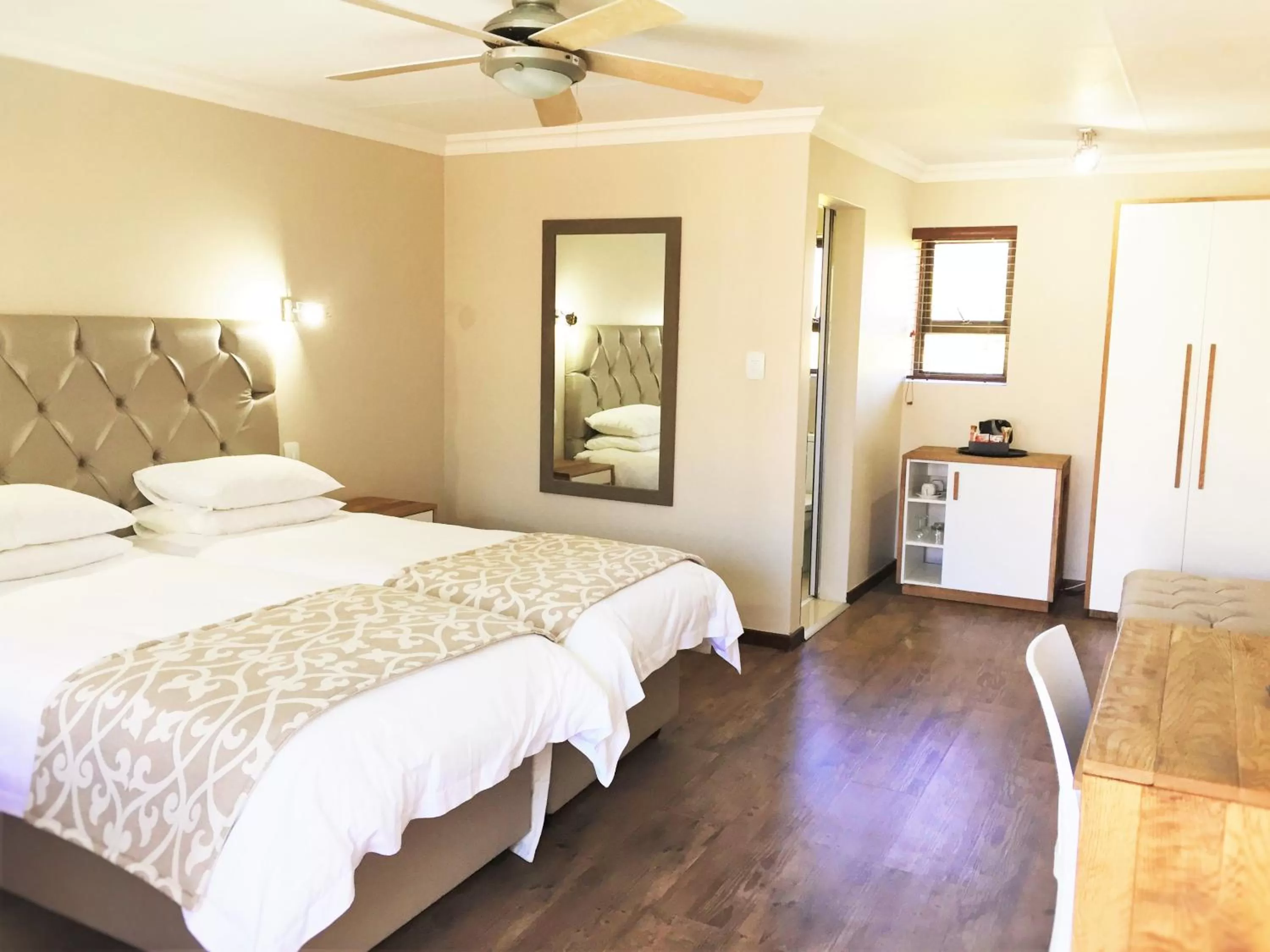 Photo of the whole room, Bed in Loerie Guest Lodge