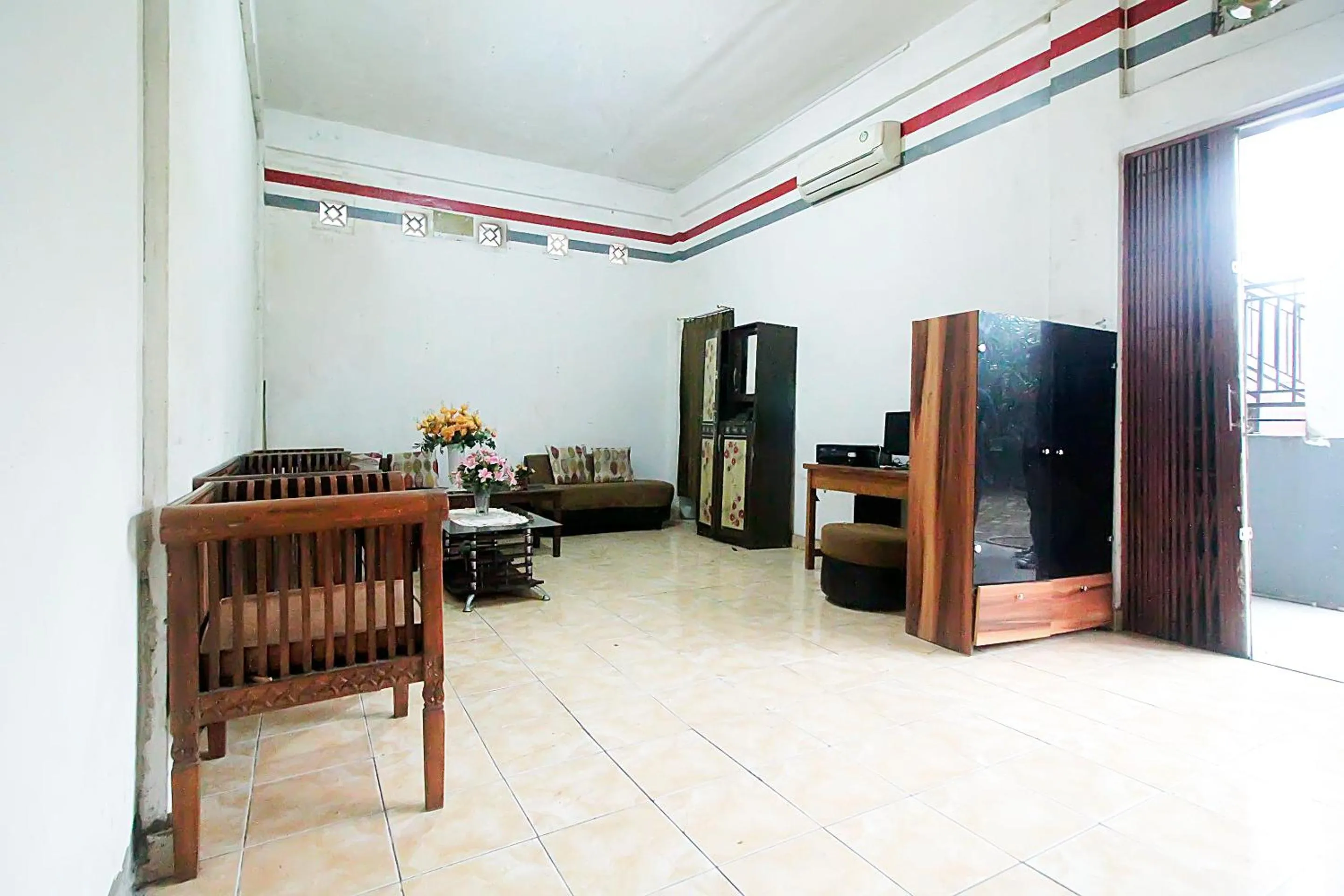 Seating area in Hotel O Jasmine Kost Syariah