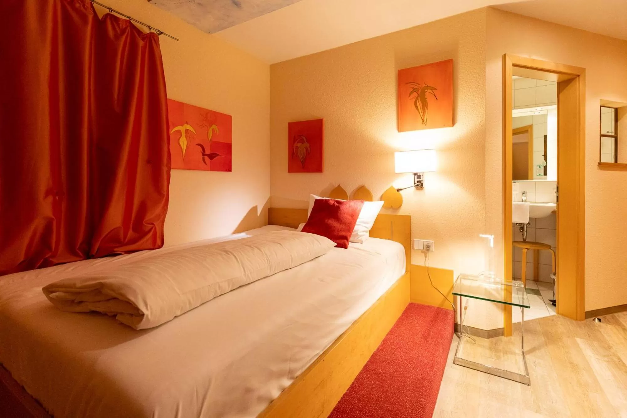 Bed in Hotel Restaurant Grüner Baum und Altes Tor