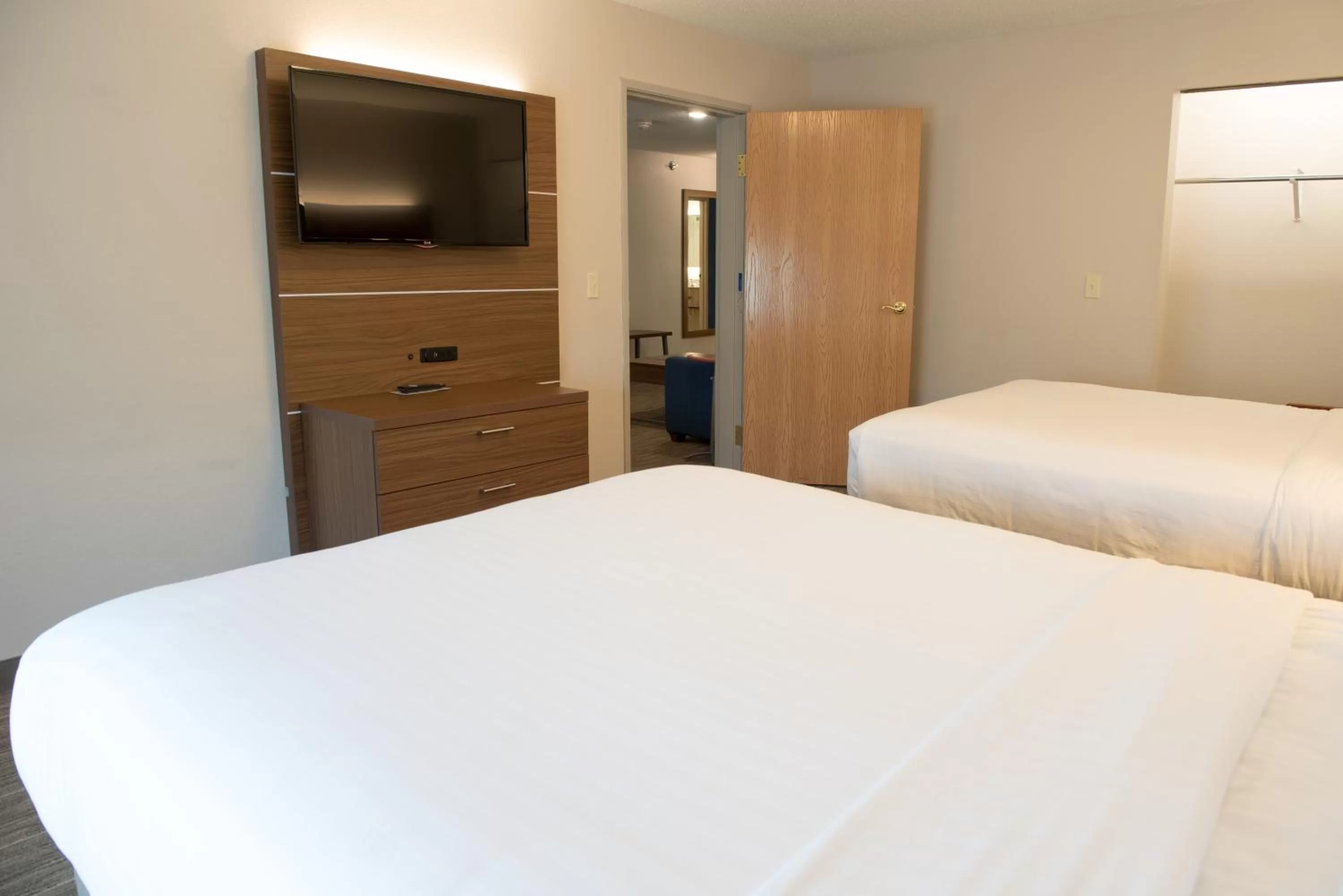 Bedroom, Bed in Holiday Inn Express Hotel & Suites Elkhart-South by IHG