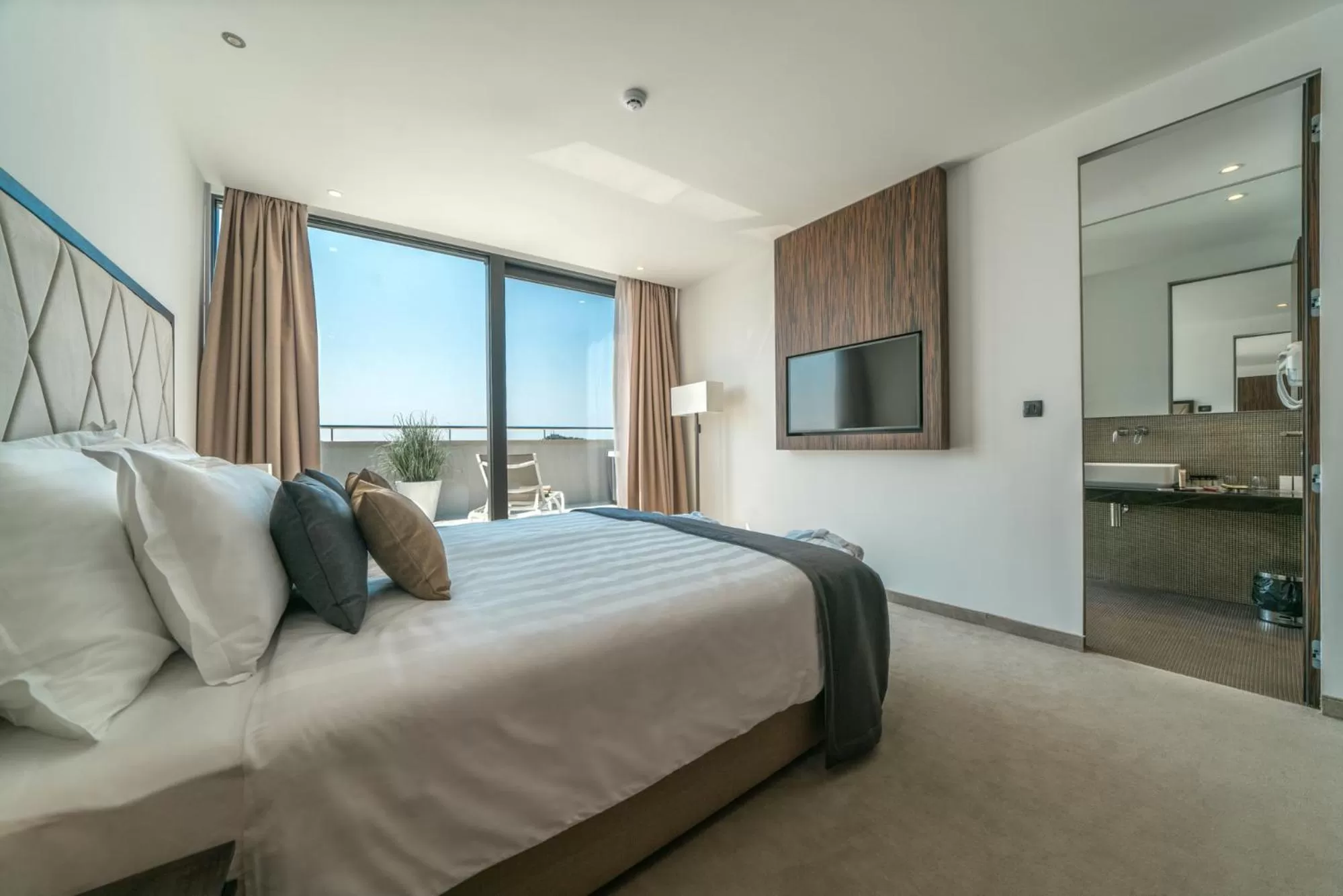 Bathroom, Bed in Bellevue Superior City Hotel
