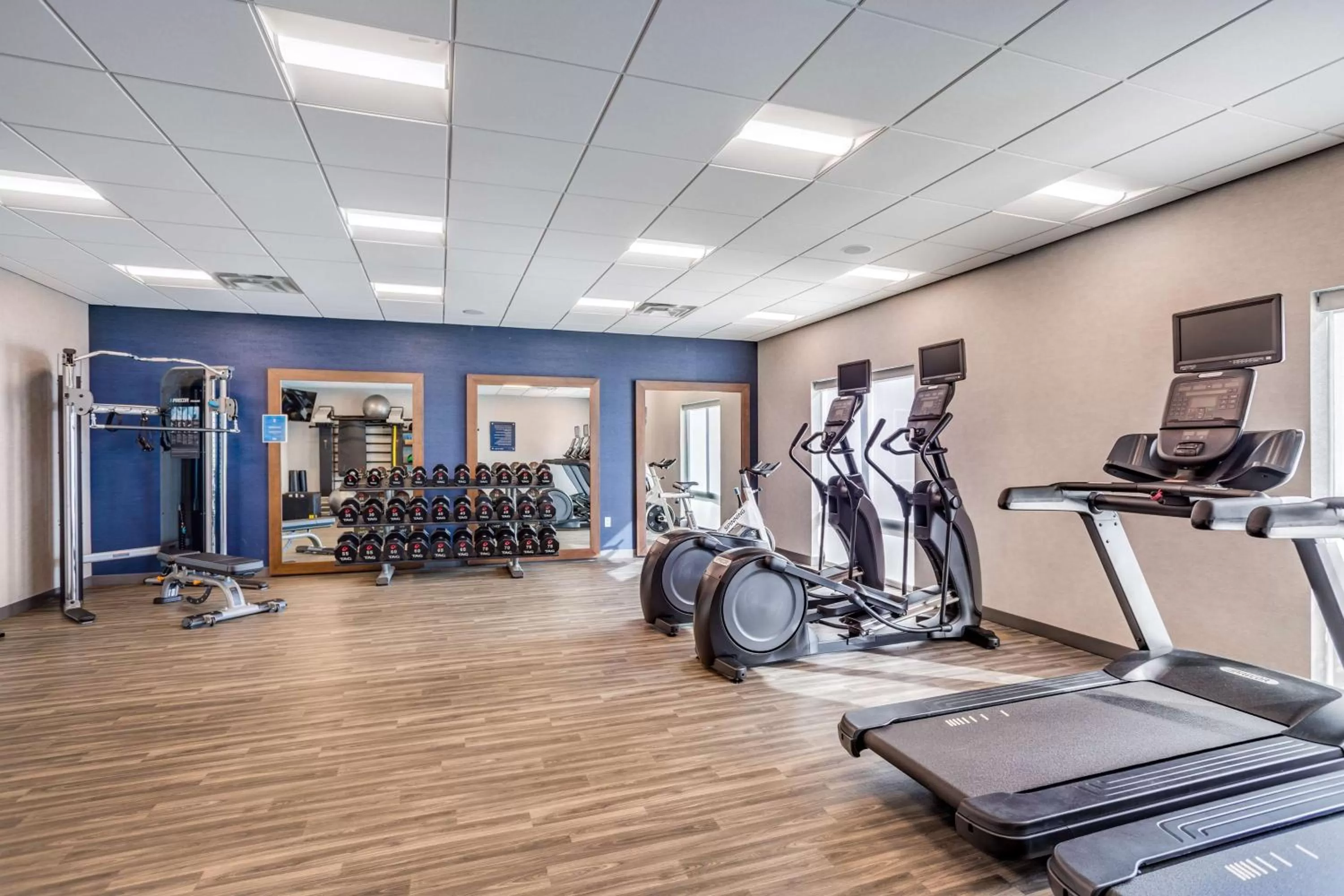Fitness centre/facilities in Hampton Inn Bedford In, In