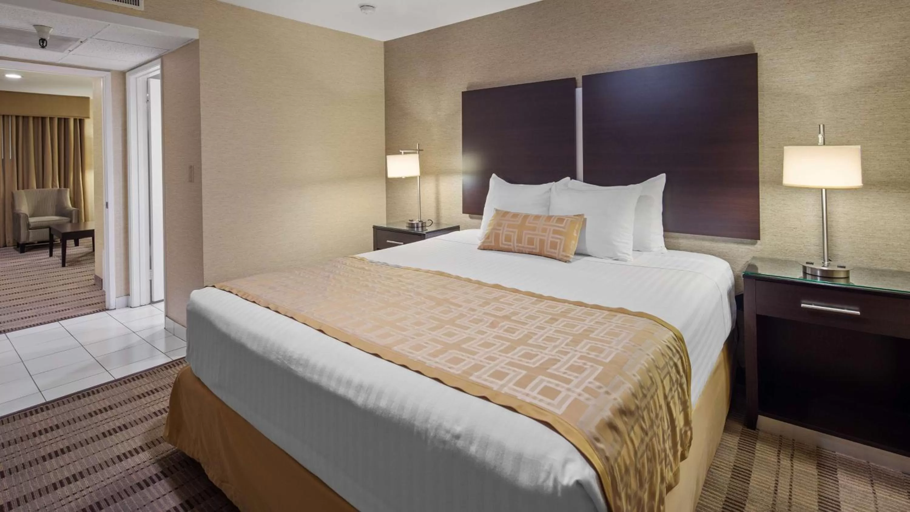 Photo of the whole room, Bed in Best Western Pasadena Royale Inn & Suites