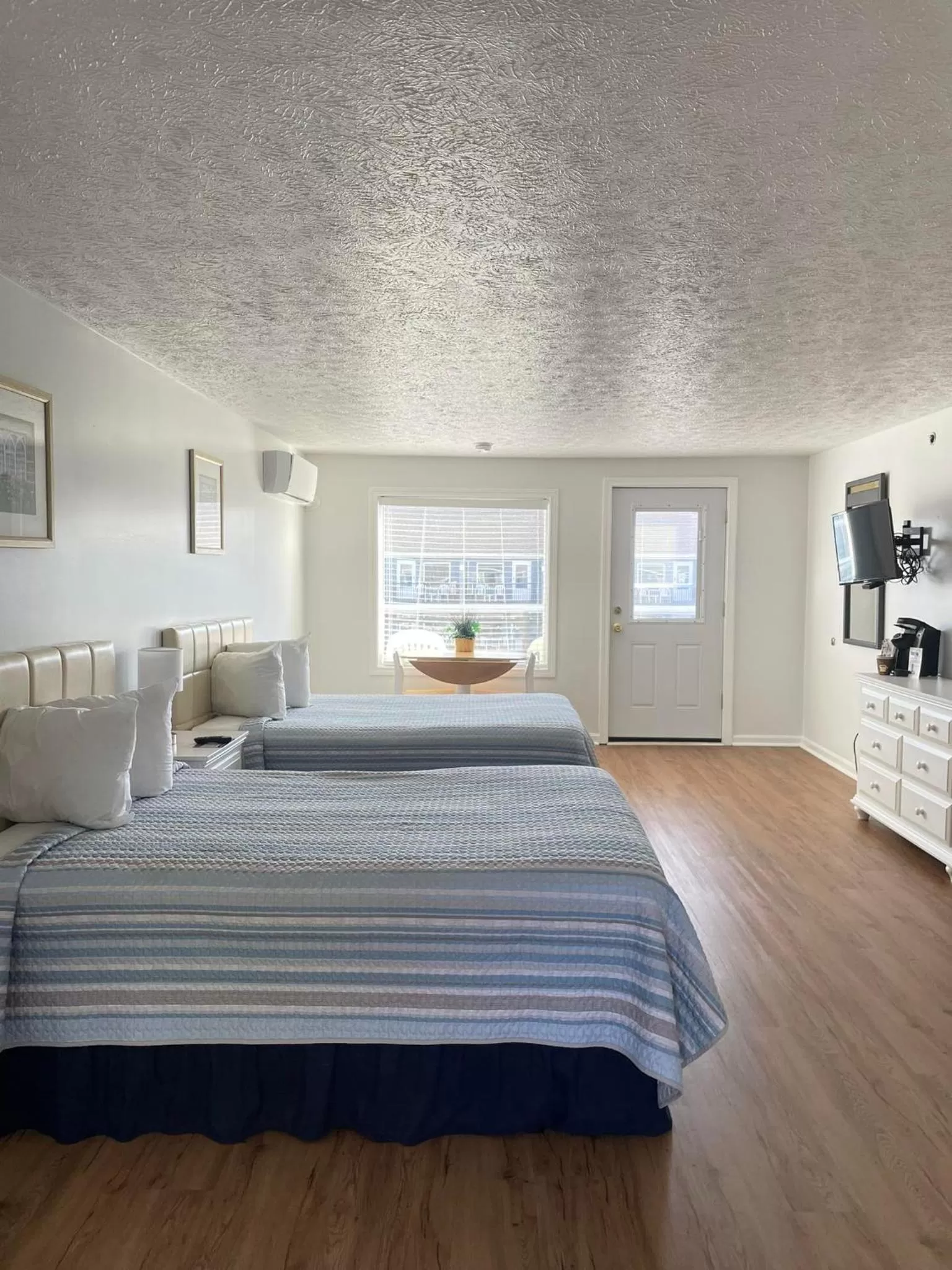 Bed in The Grand Beach Inn