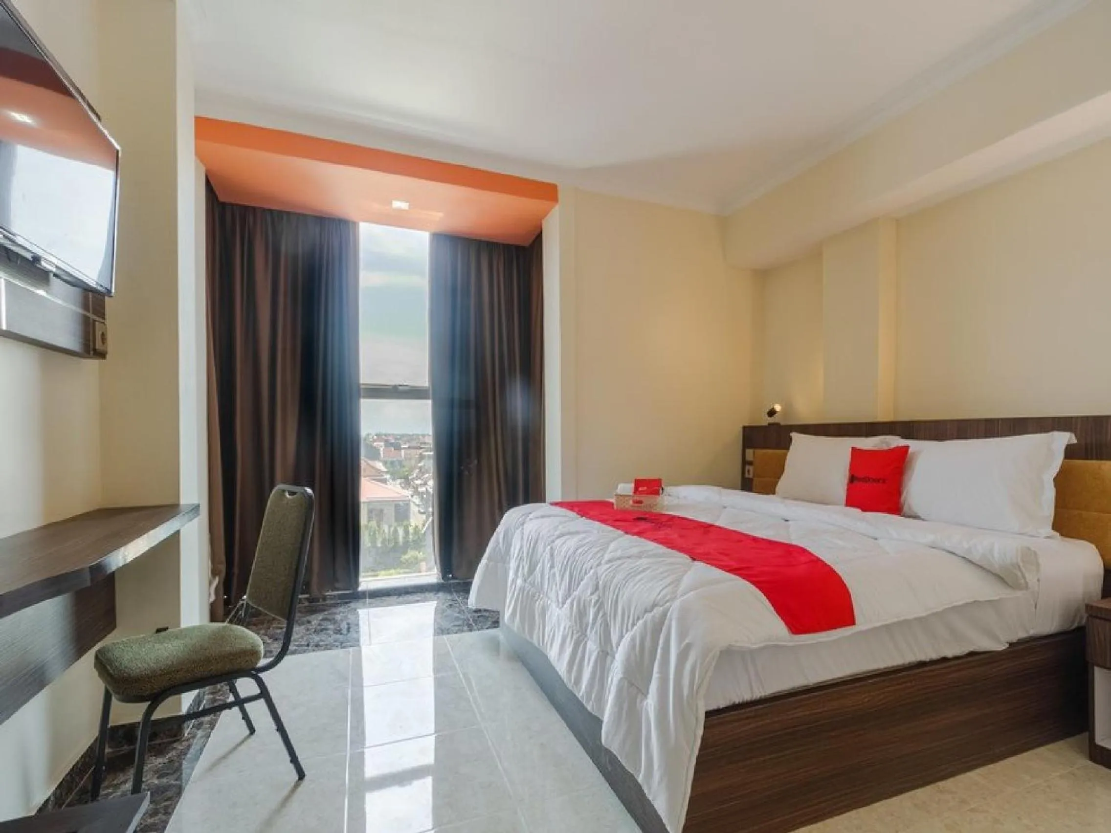 Bedroom, Bed in RedDoorz Plus at Boulevard Panakkukang Makassar