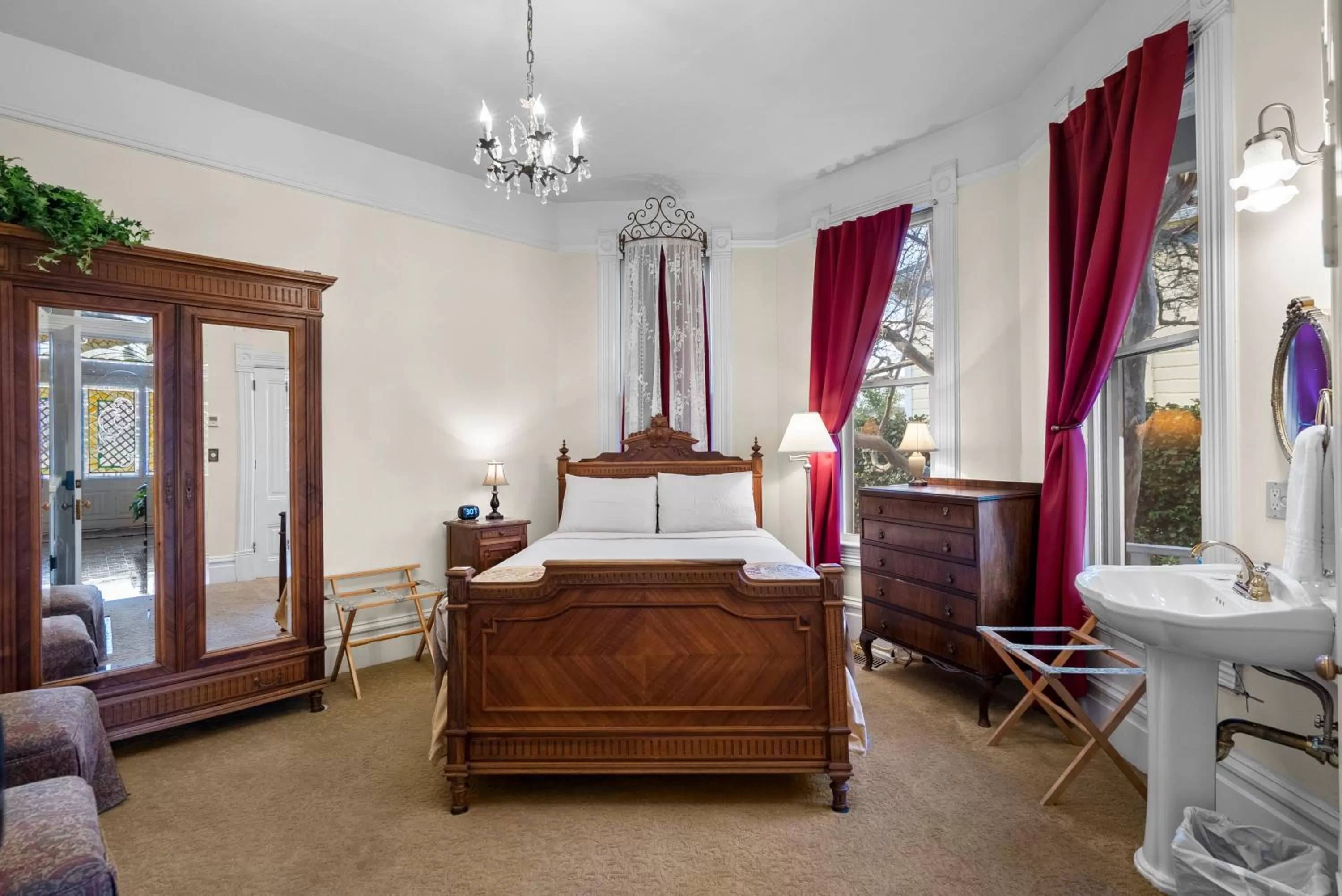 Bed in Hennessey House Bed and Breakfast