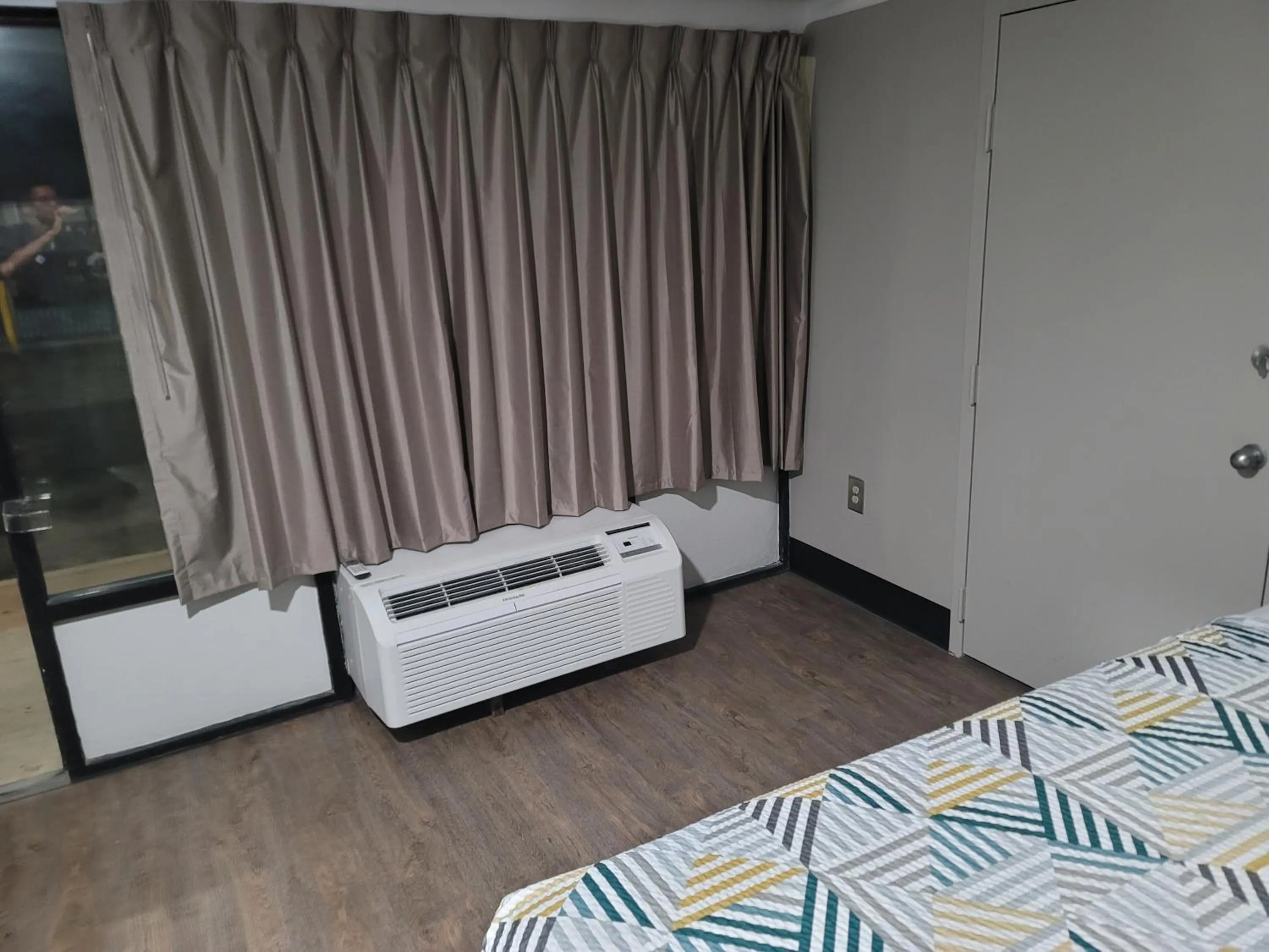 Property building, Bed in Studio 6 Suites Hinesville, GA