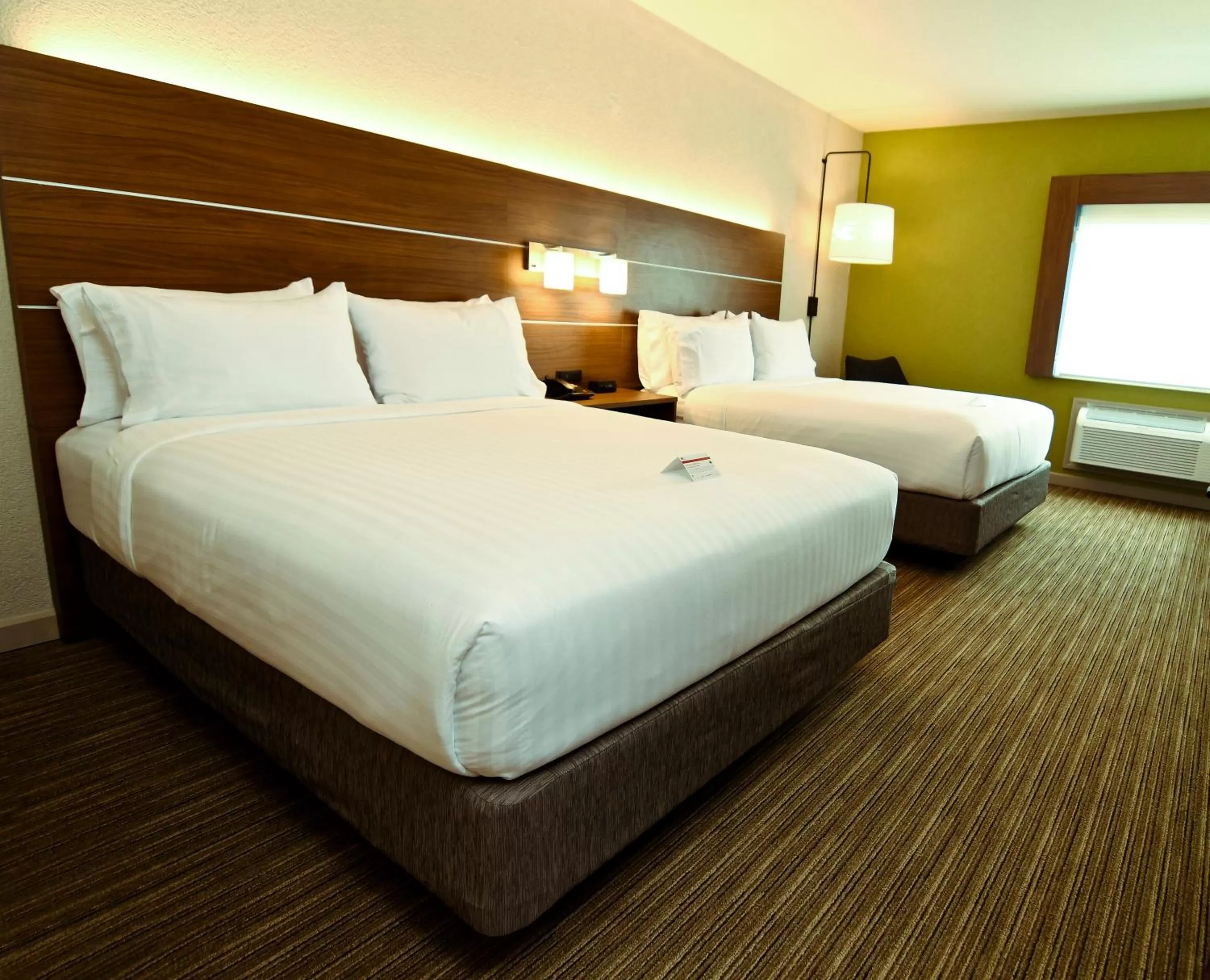Photo of the whole room, Bed in Holiday Inn Express Hotel & Suites Port Clinton-Catawba Island by IHG