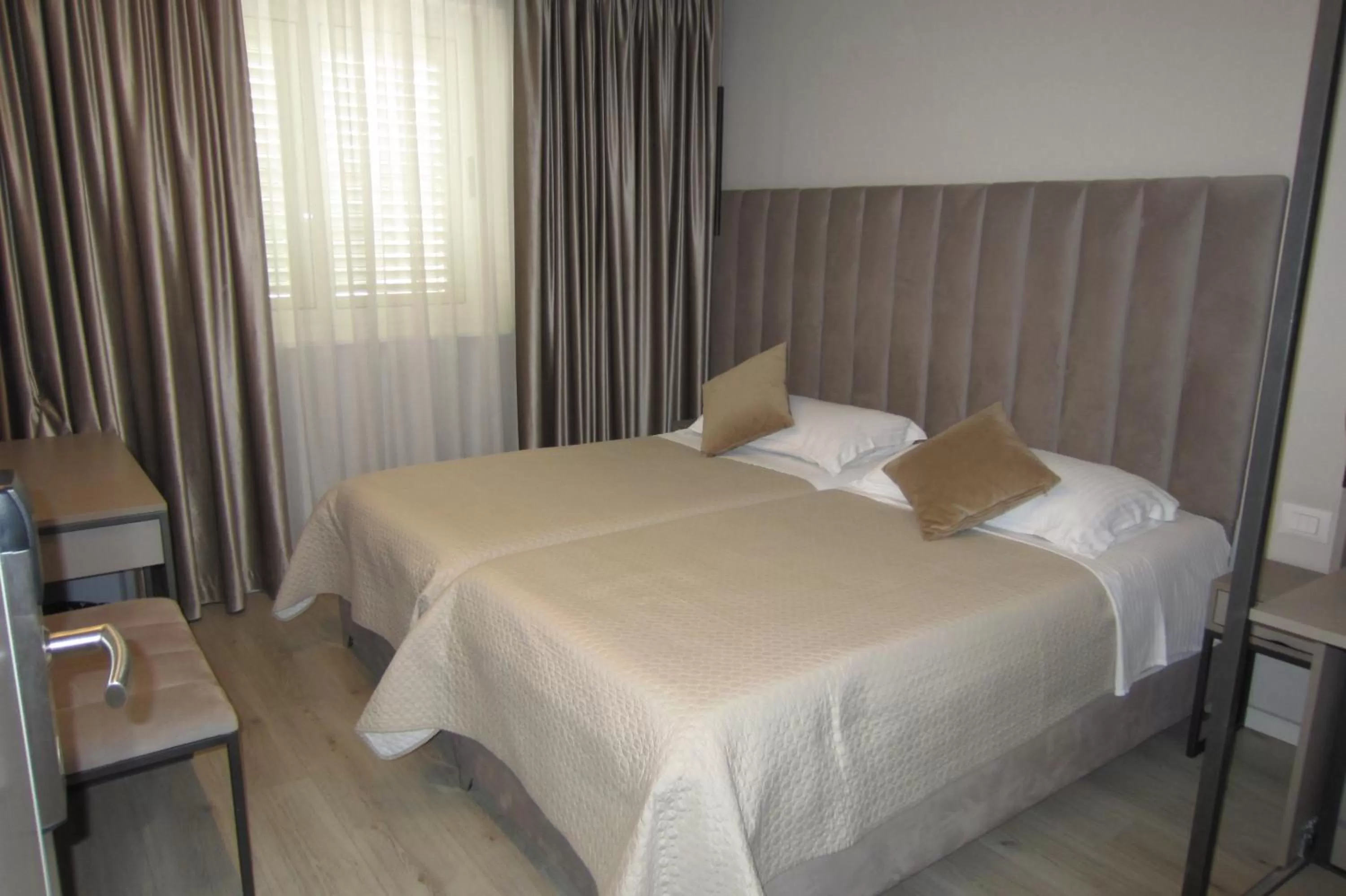 Bedroom, Bed in Freddy's Hotel