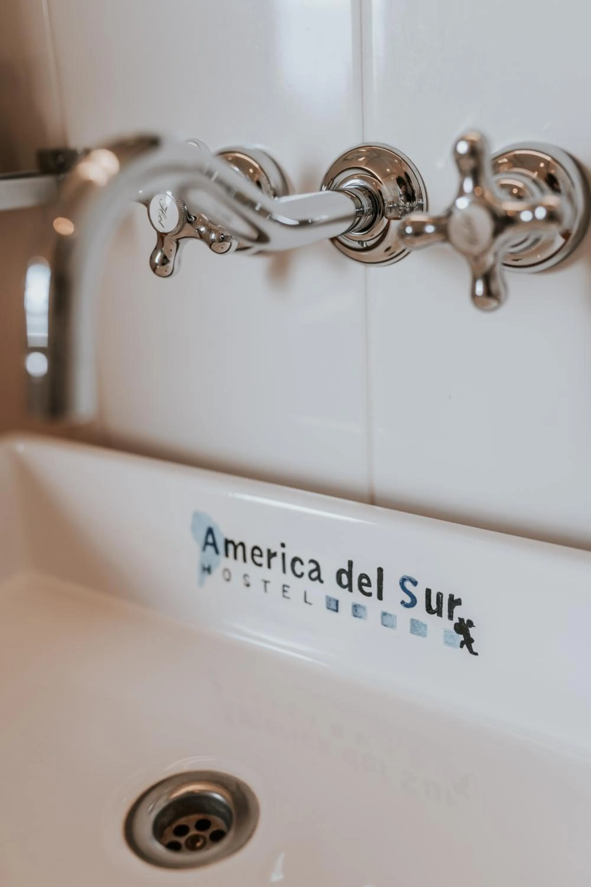 Property logo or sign in America Del Sur Calafate Hostel