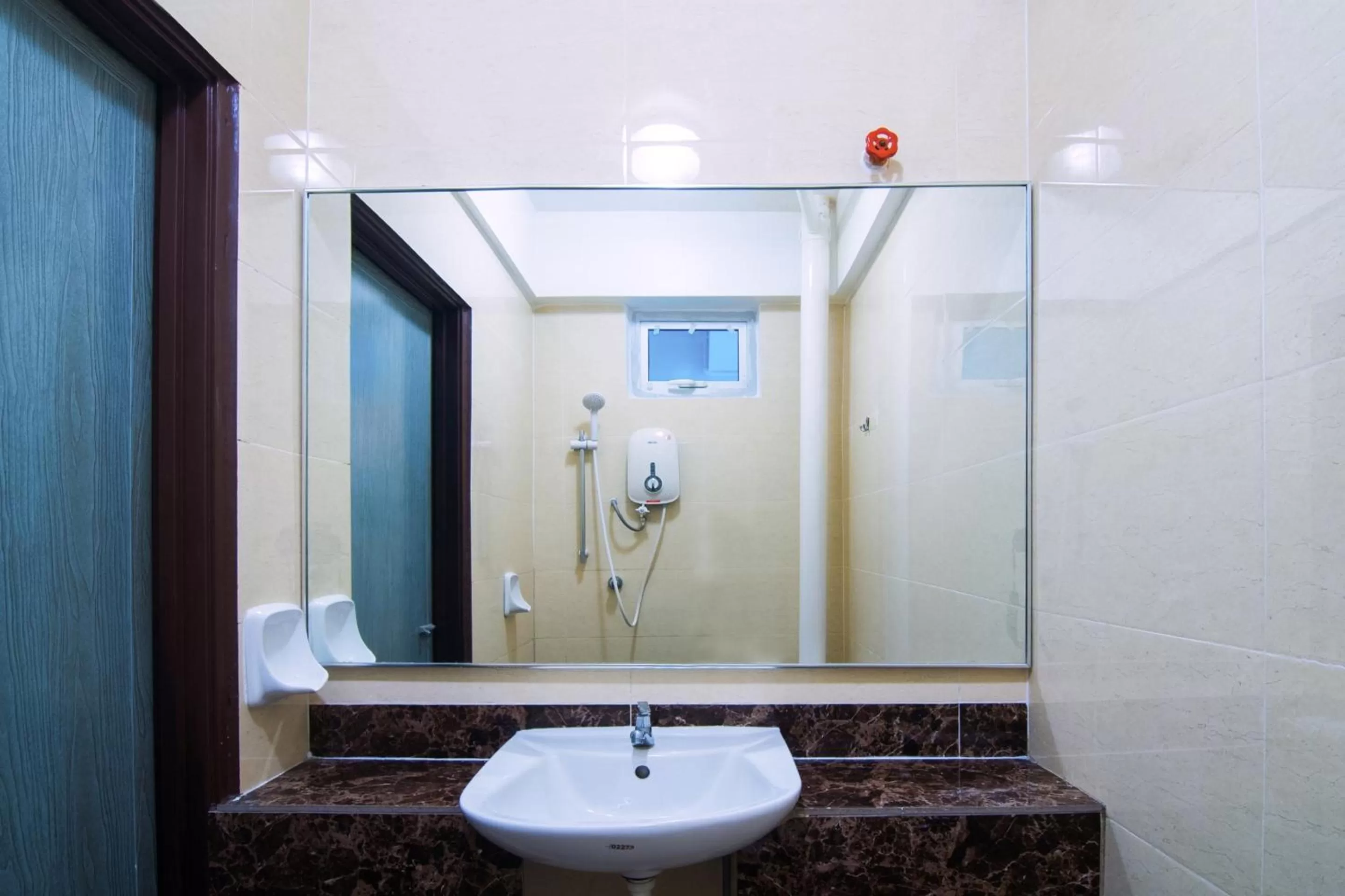Bathroom in OYO 528 Andaman Sea Hotel