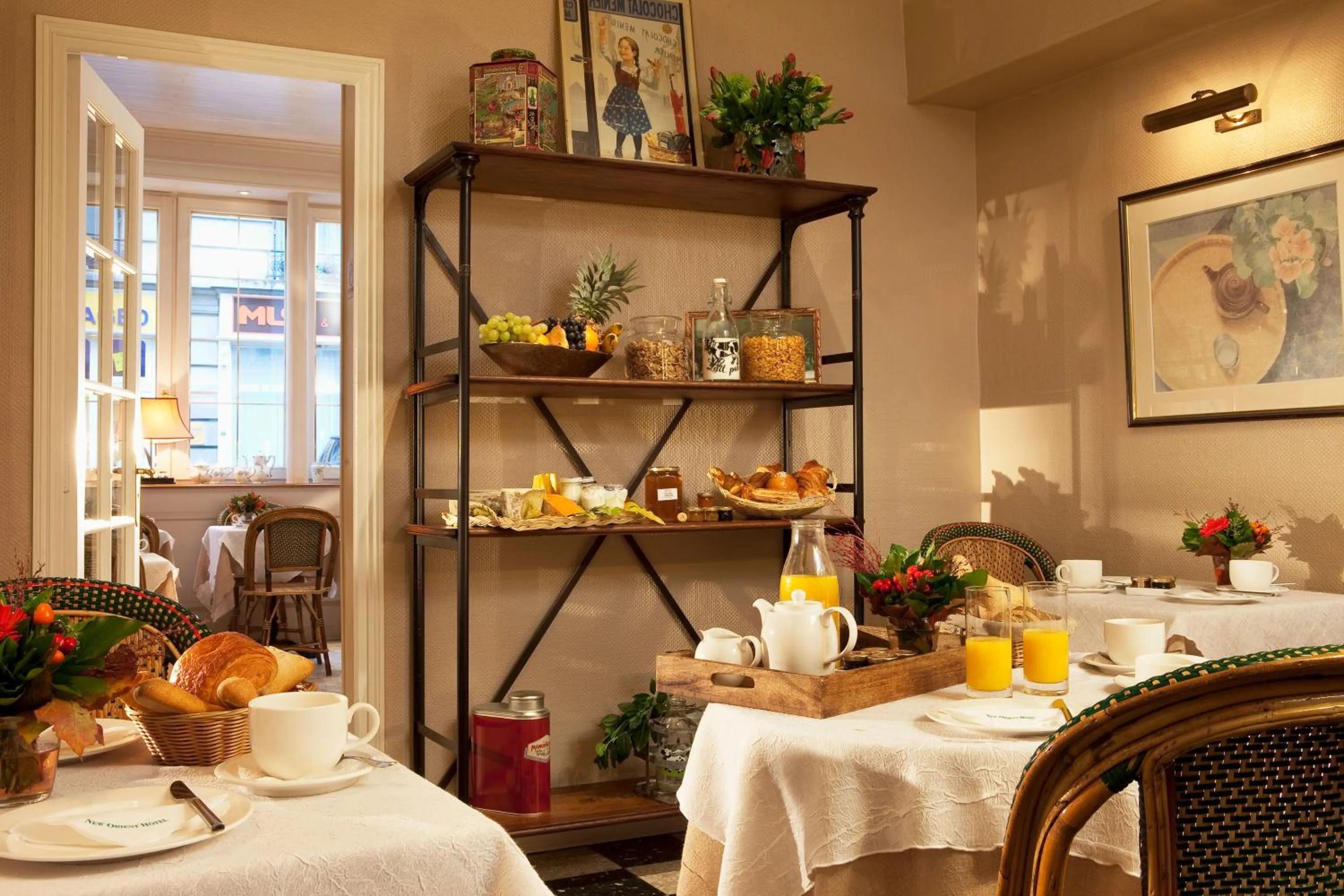 Restaurant/places to eat in New Orient Hotel