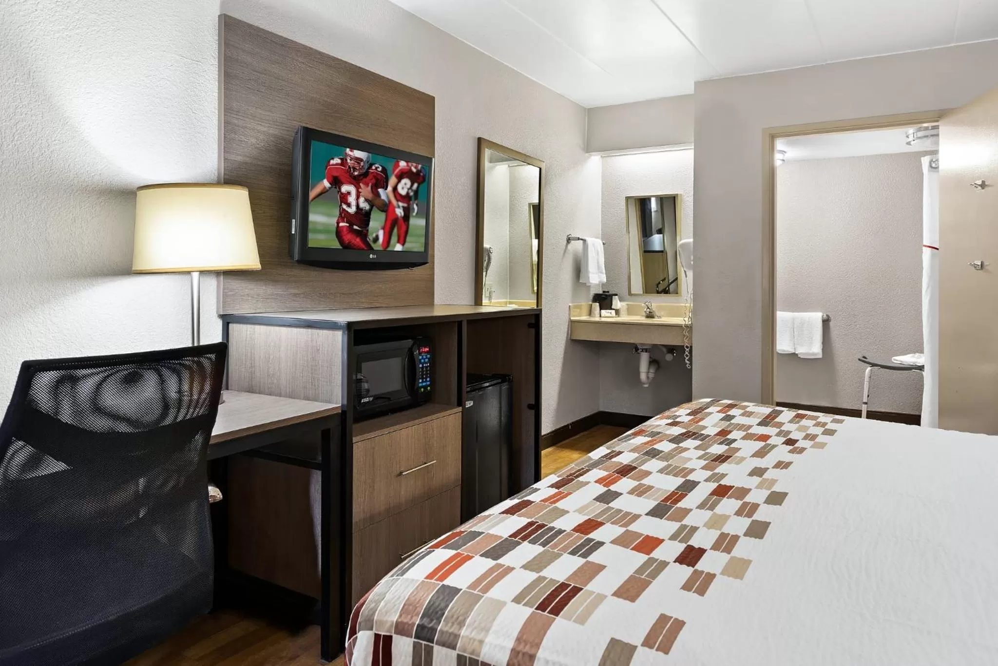 Photo of the whole room, Bed in Red Roof Inn Cleveland - Independence