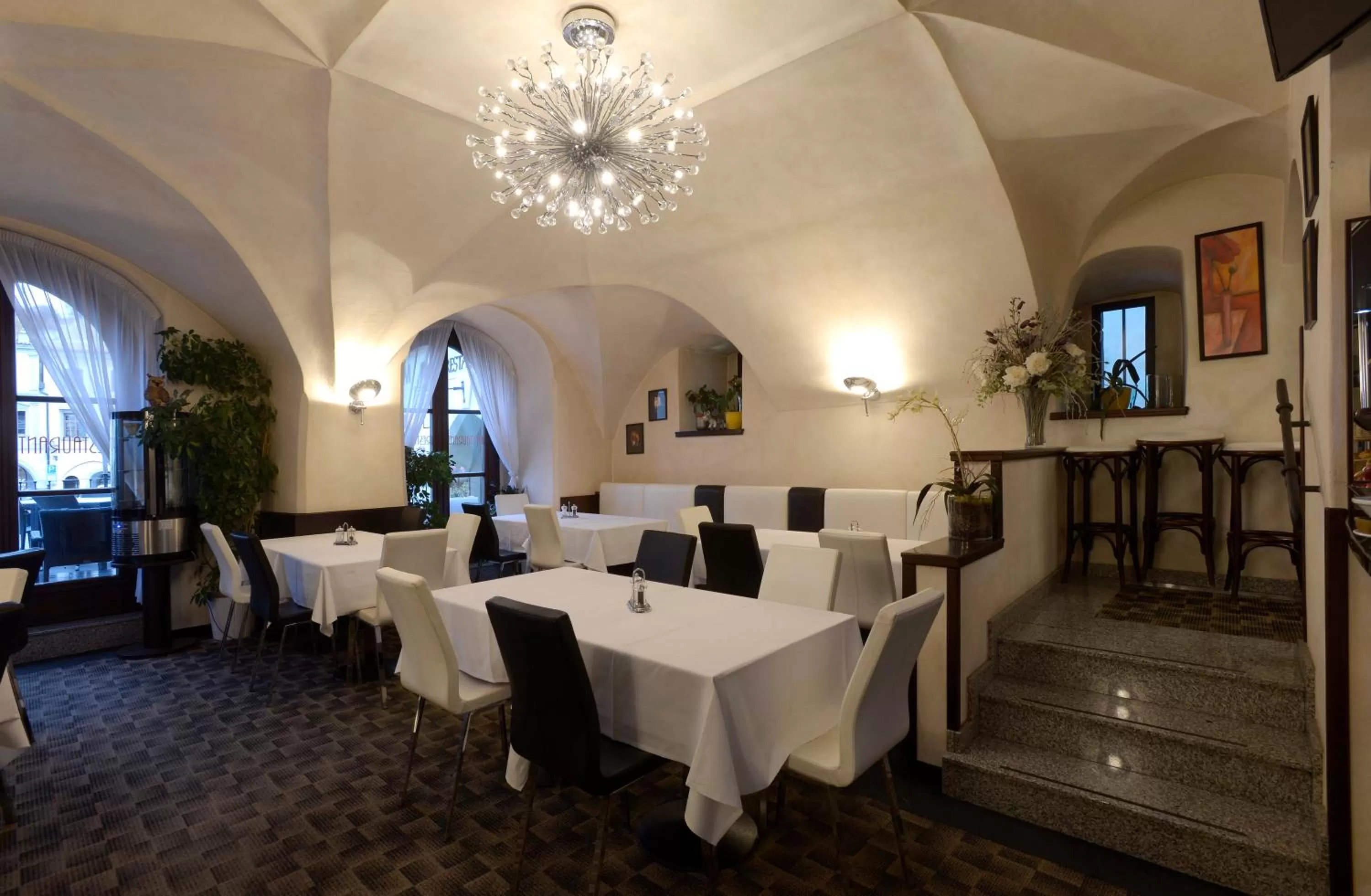 Restaurant/places to eat in Hotel Grand