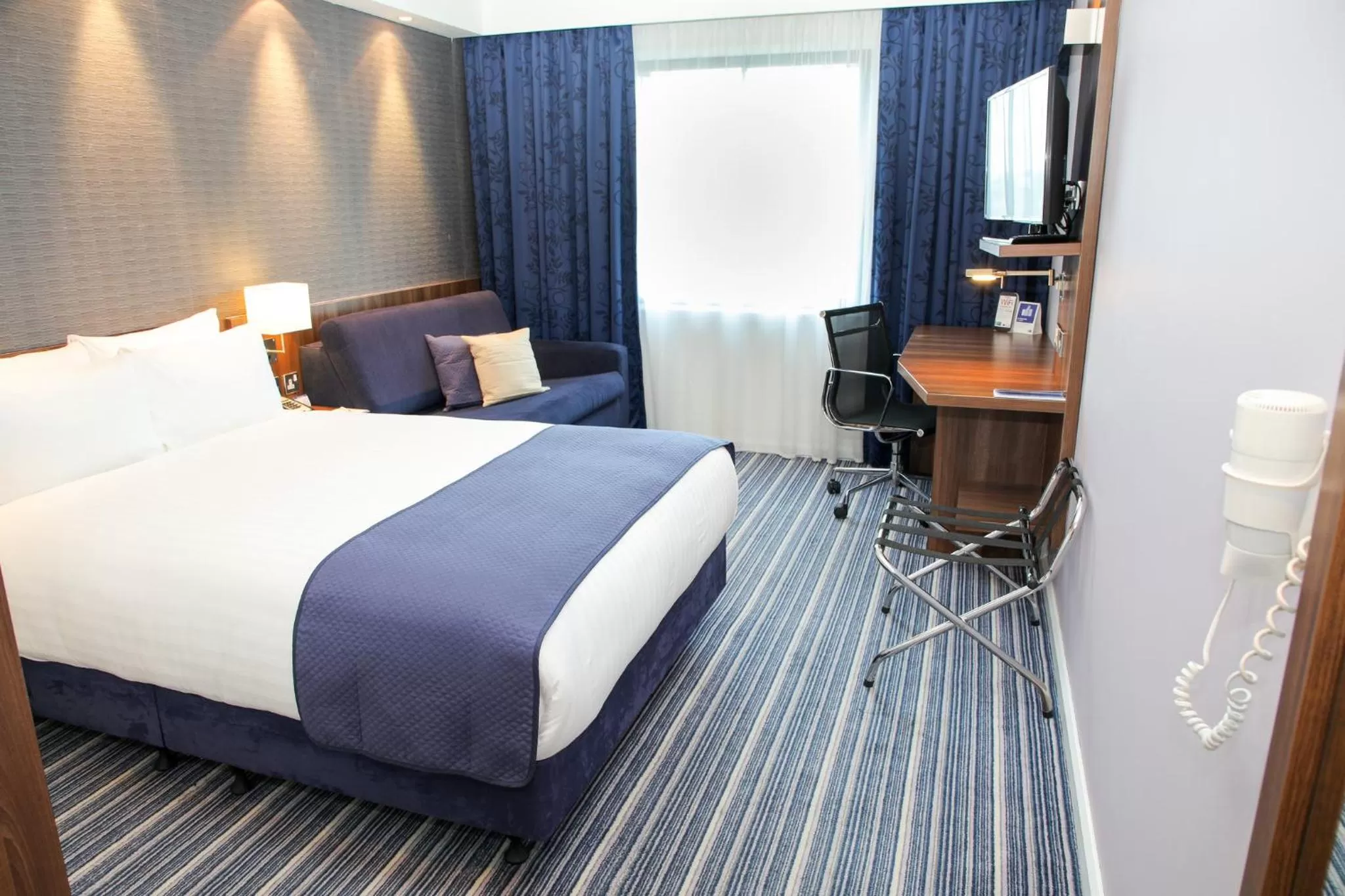 Photo of the whole room, Bed in Holiday Inn Express London Heathrow T5 by IHG