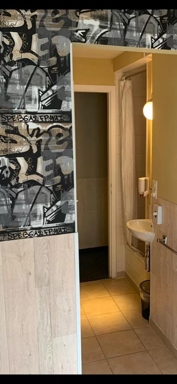 Shower in Hotel Central