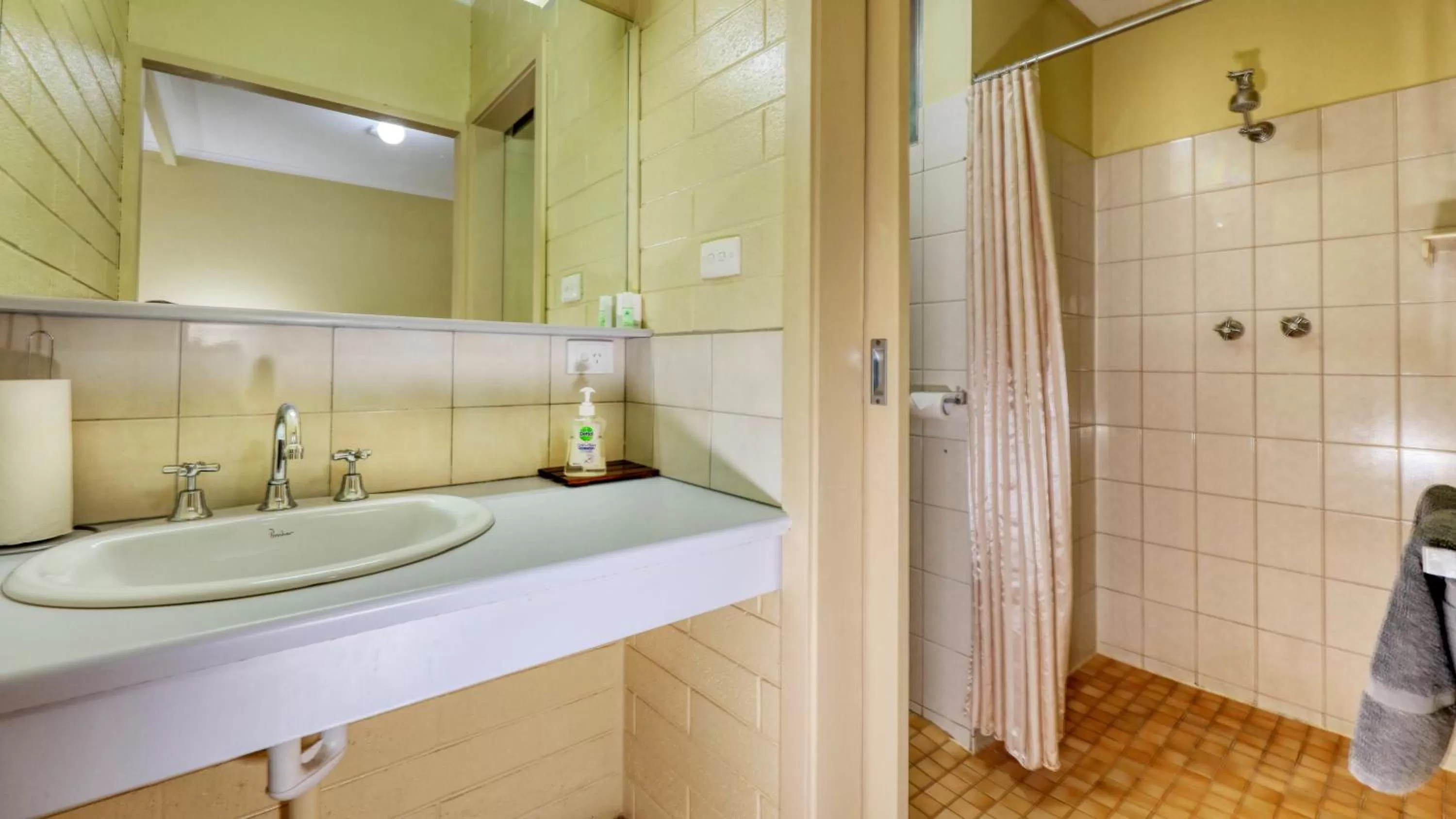 Bathroom in Oasis Motor Inn