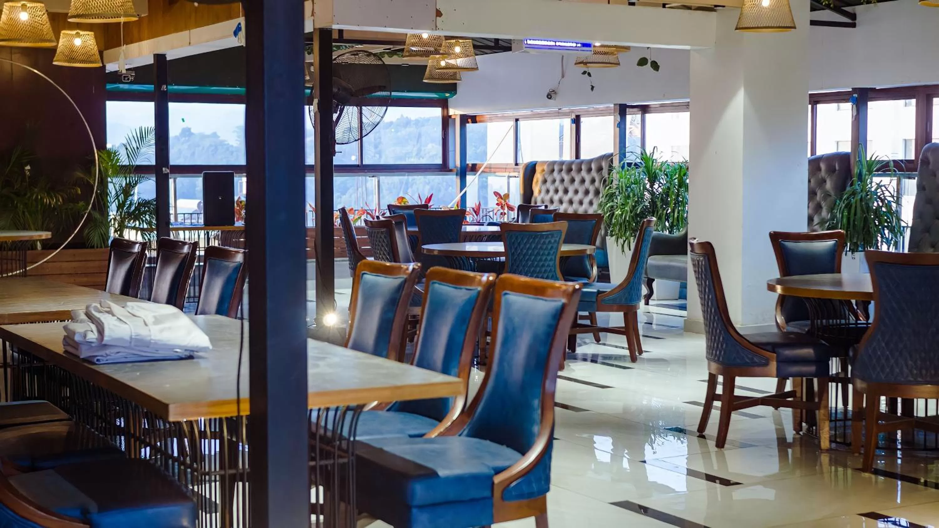 Restaurant/places to eat in Aura Rooms