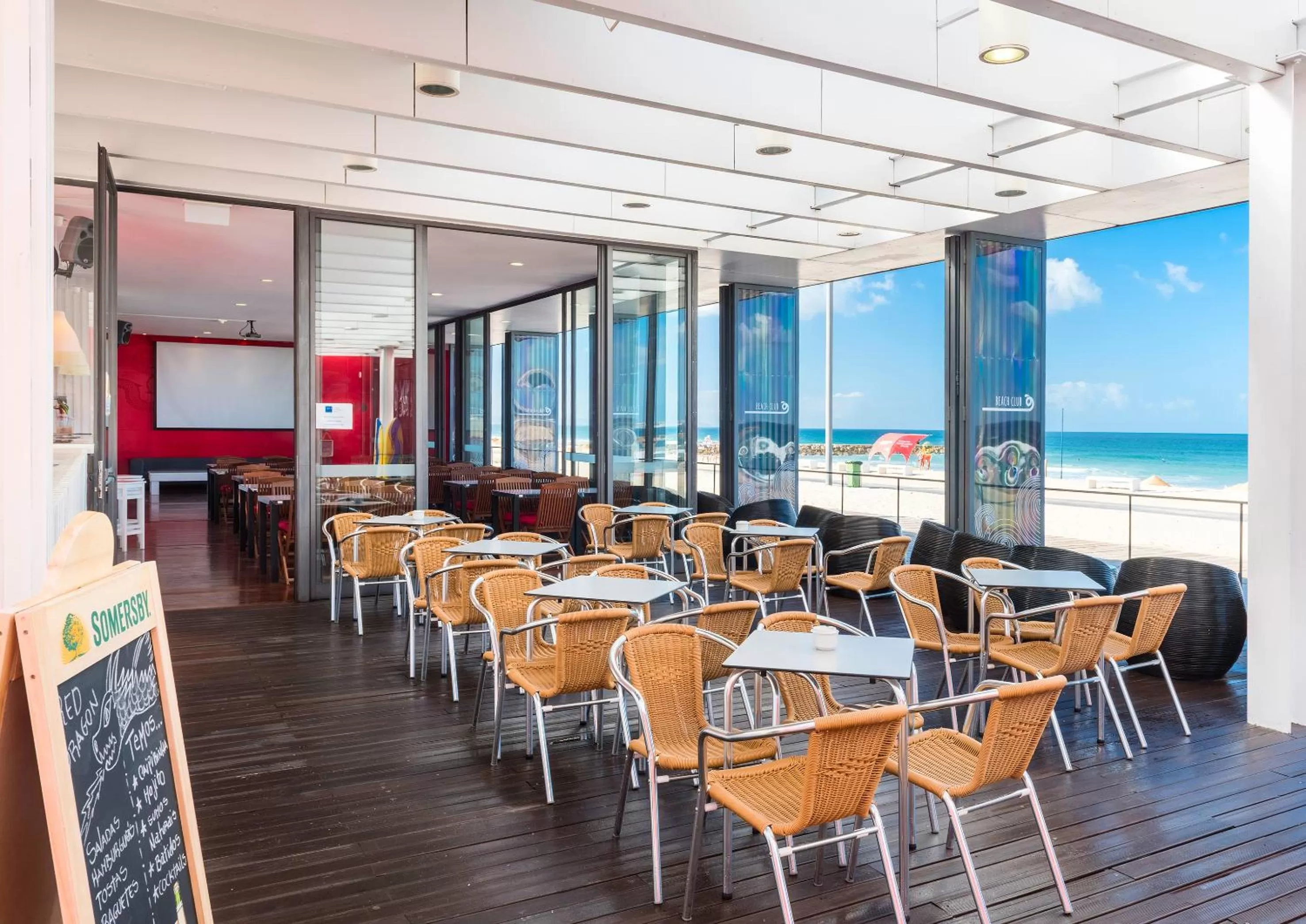 Lounge or bar in TRYP by Wyndham Lisboa Caparica Mar