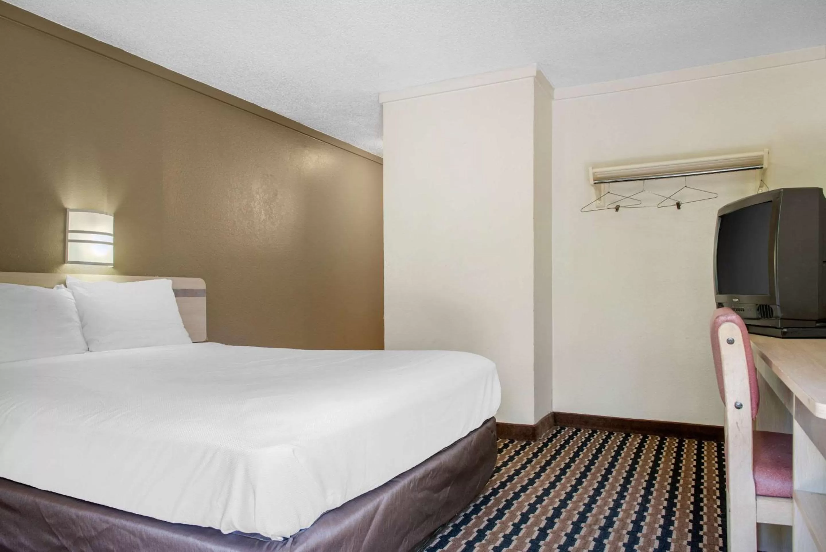 Photo of the whole room, Bed in Rodeway Inn Sharonville