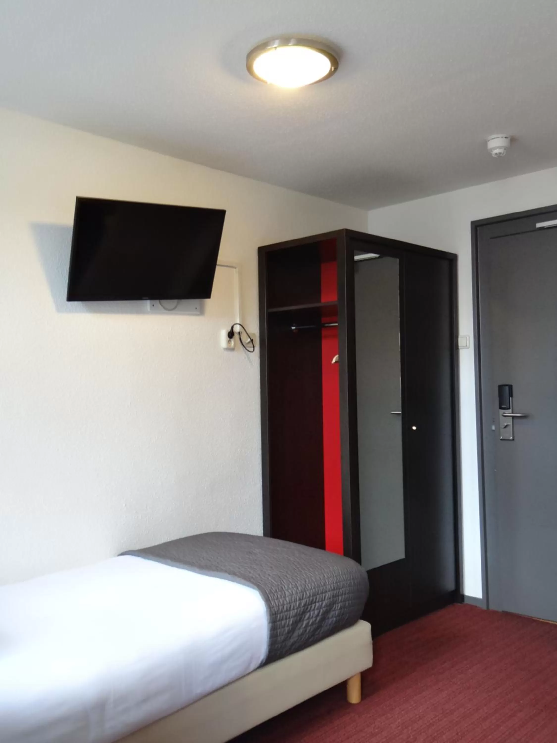 Bed, TV/Entertainment Center in Tulip Inn Heerlen City Centre