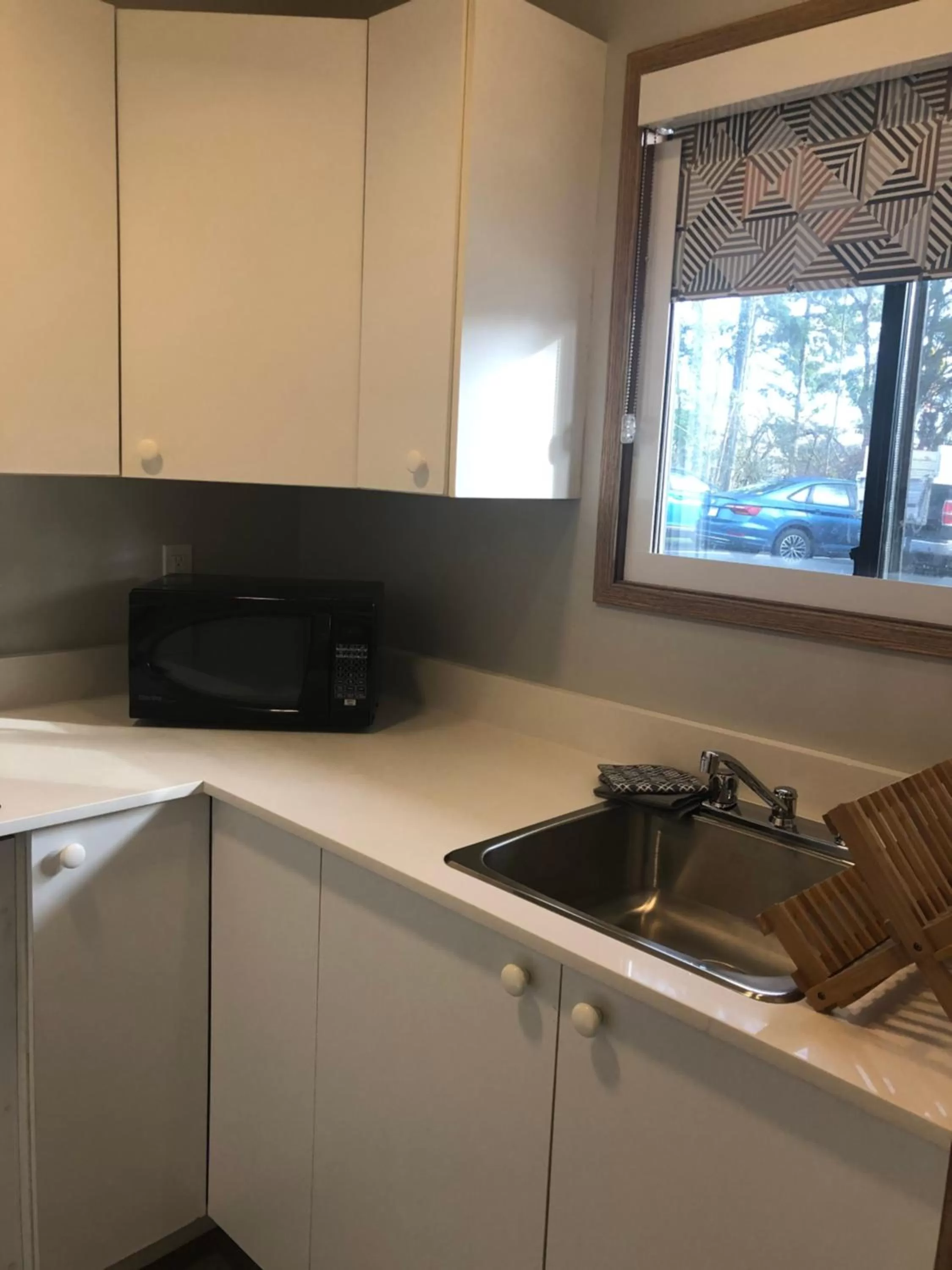 Kitchen or kitchenette in Motel 6-Saanichton, BC - Victoria Airport