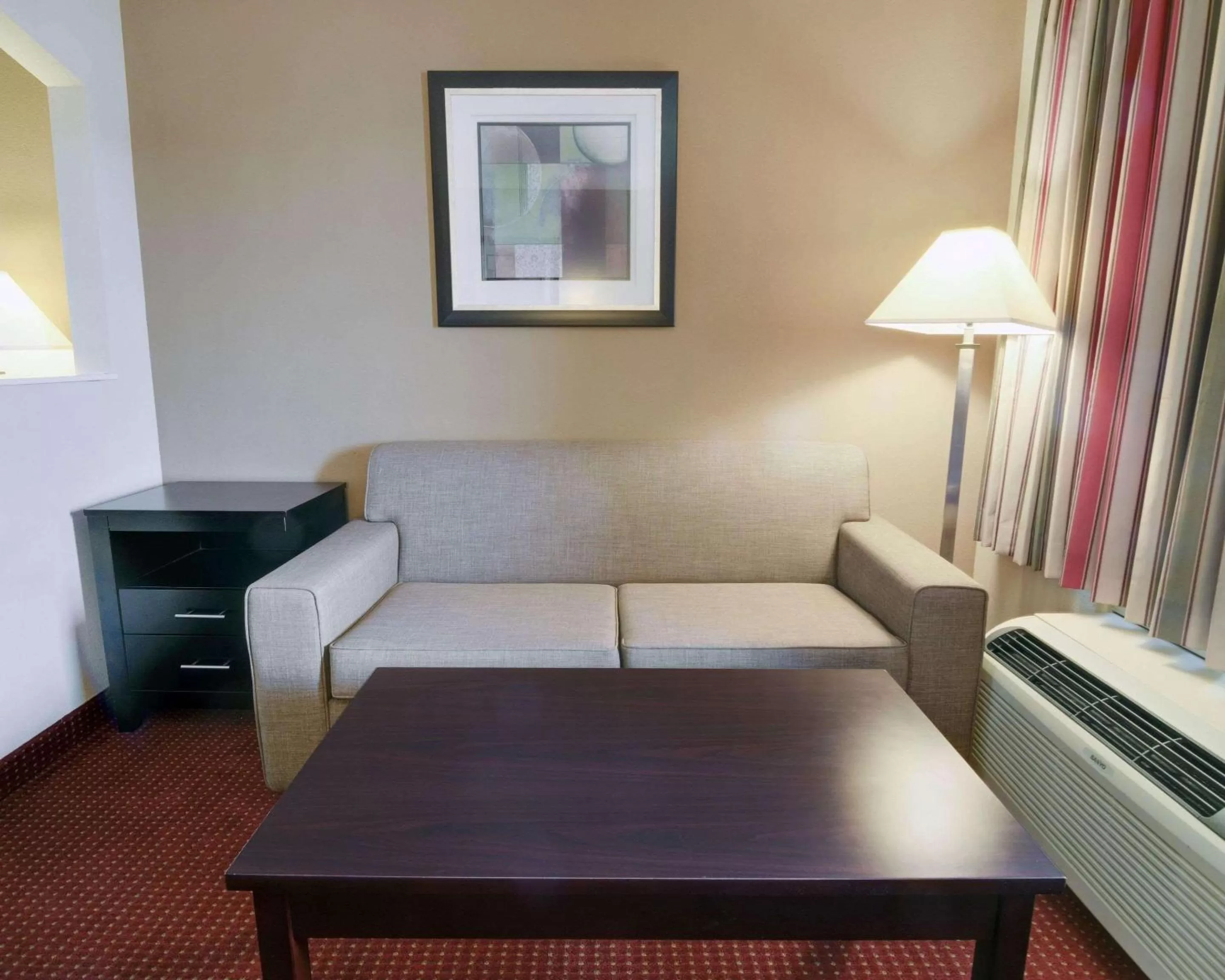 Photo of the whole room, Bed in Quality Inn & Suites Clarksville