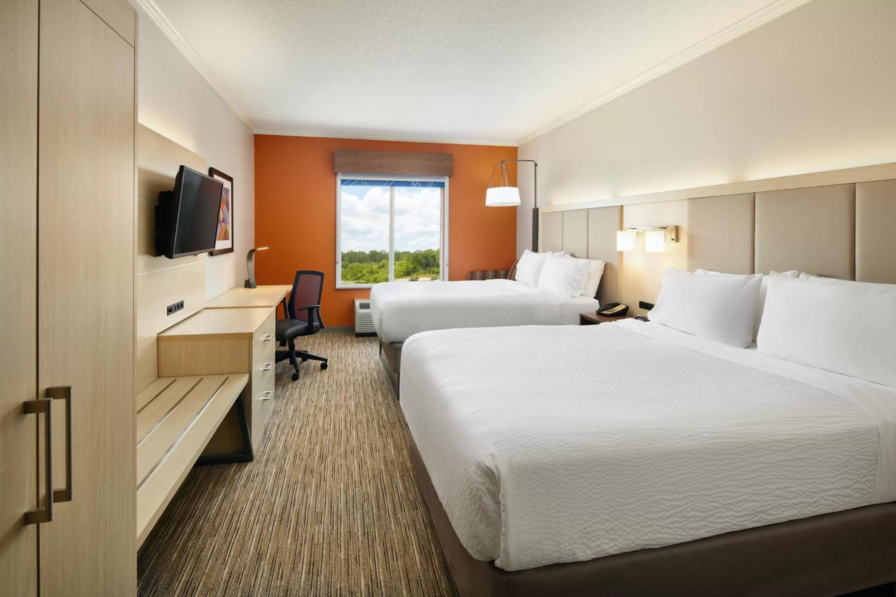 Photo of the whole room, Bed in Holiday Inn Express & Suites Bonifay by IHG