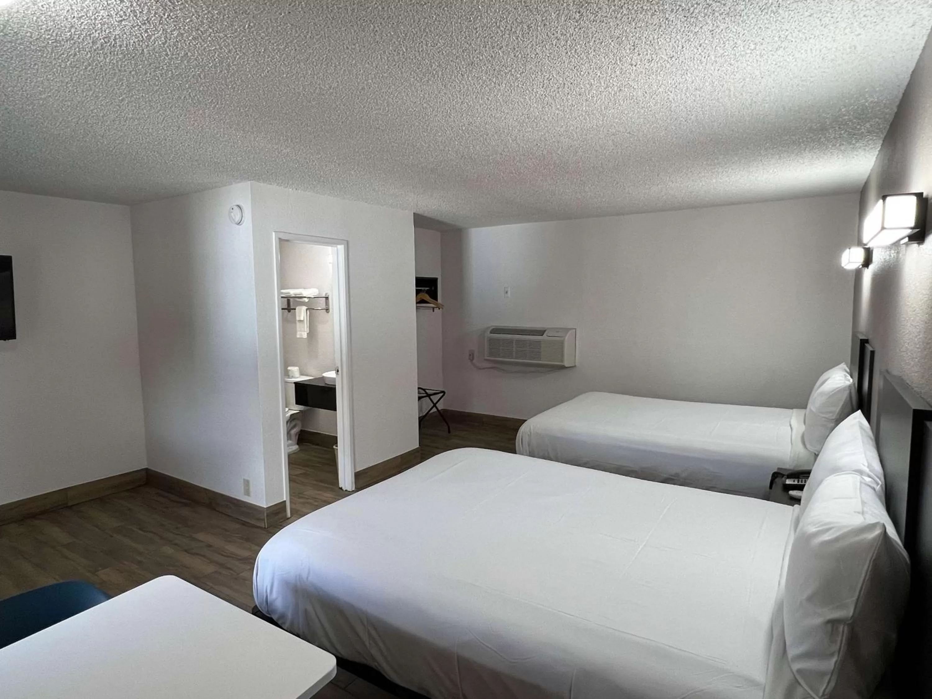 Bedroom, Bed in Motel 6-Orange, CA - Anaheim