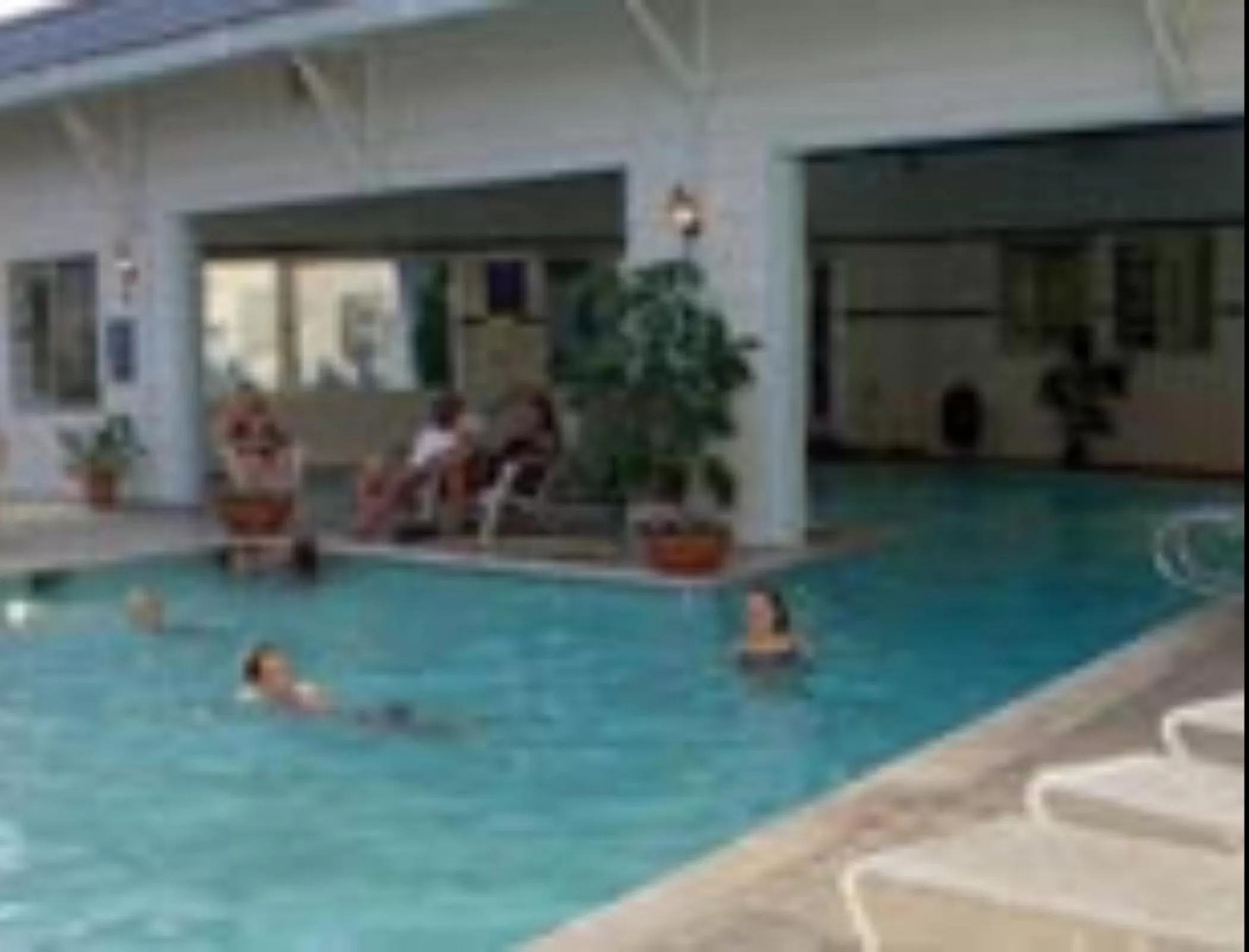 Swimming pool in Moab Valley Inn