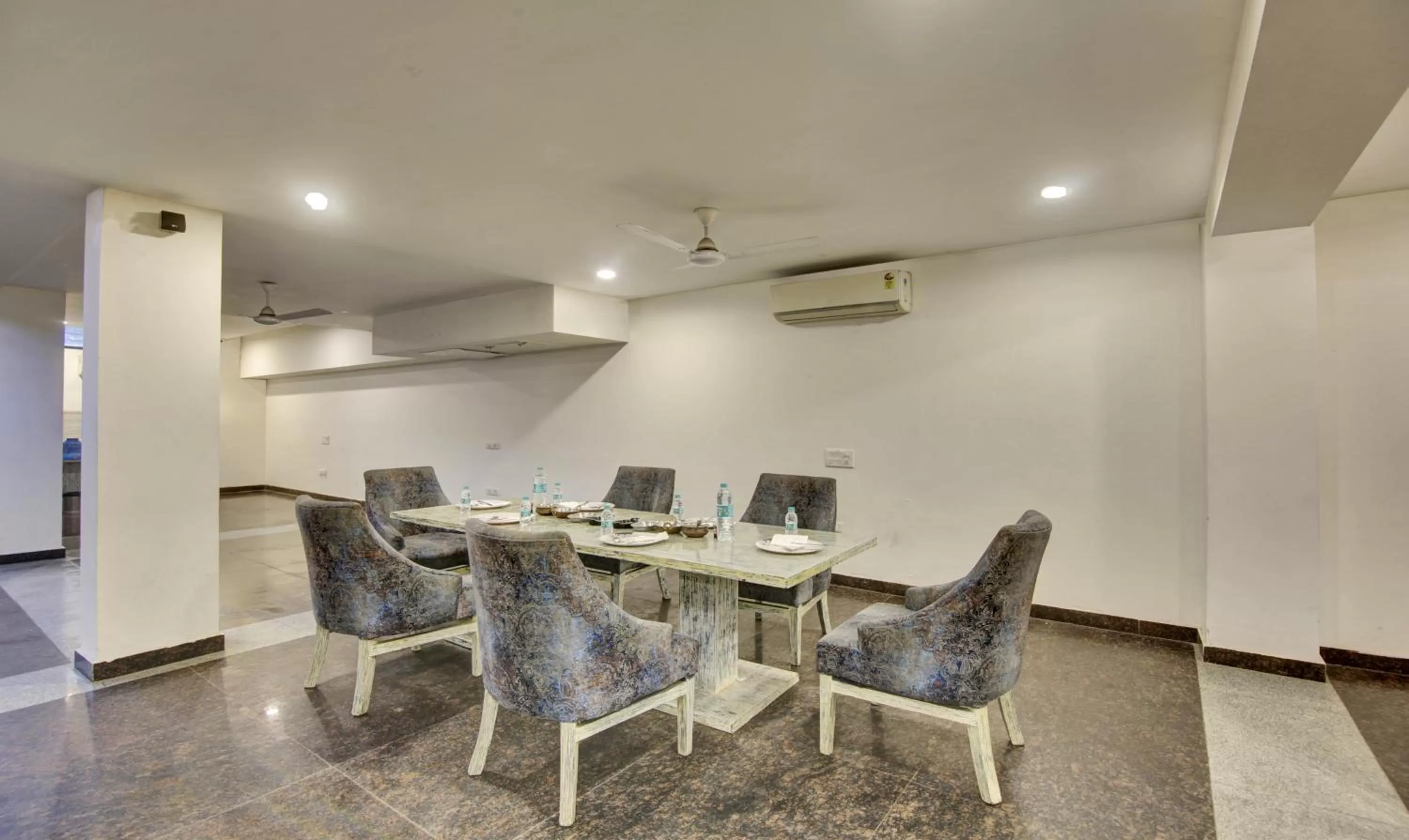 Seating area, Dining Area in Treebo Trend Apple Pie