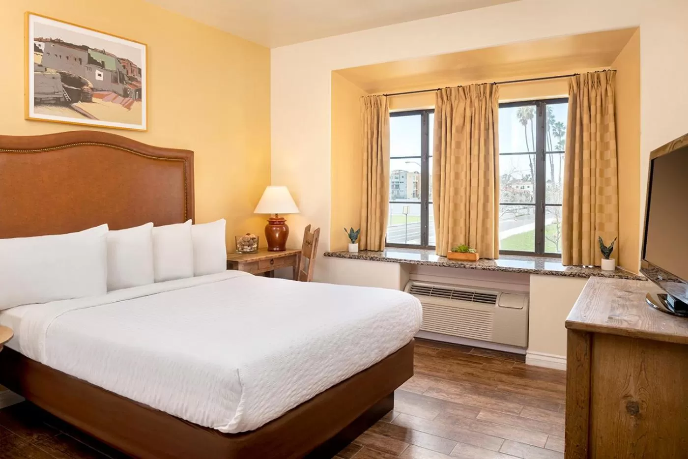 Bedroom, Bed in Clocktower Inn Ventura